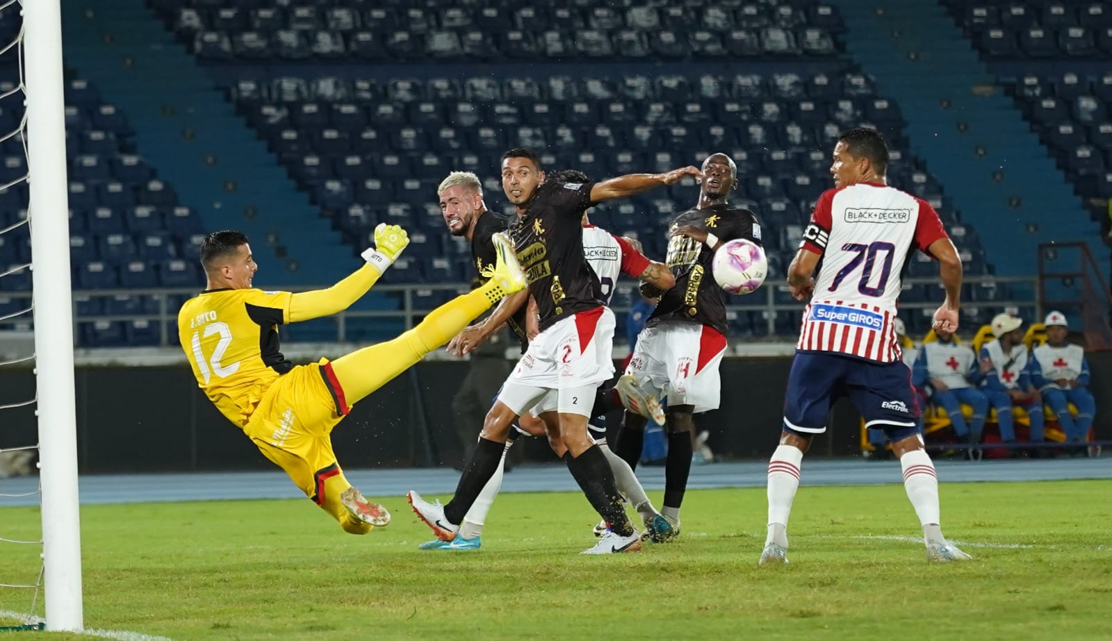 Defensa del América rechazando una pelota.