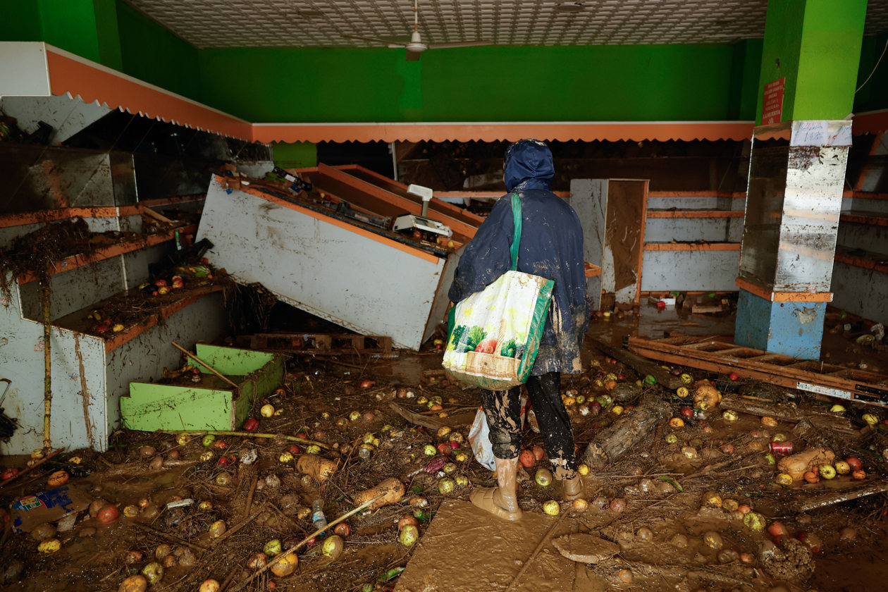 Un residente observa los desperfectos tras las intensas lluvias