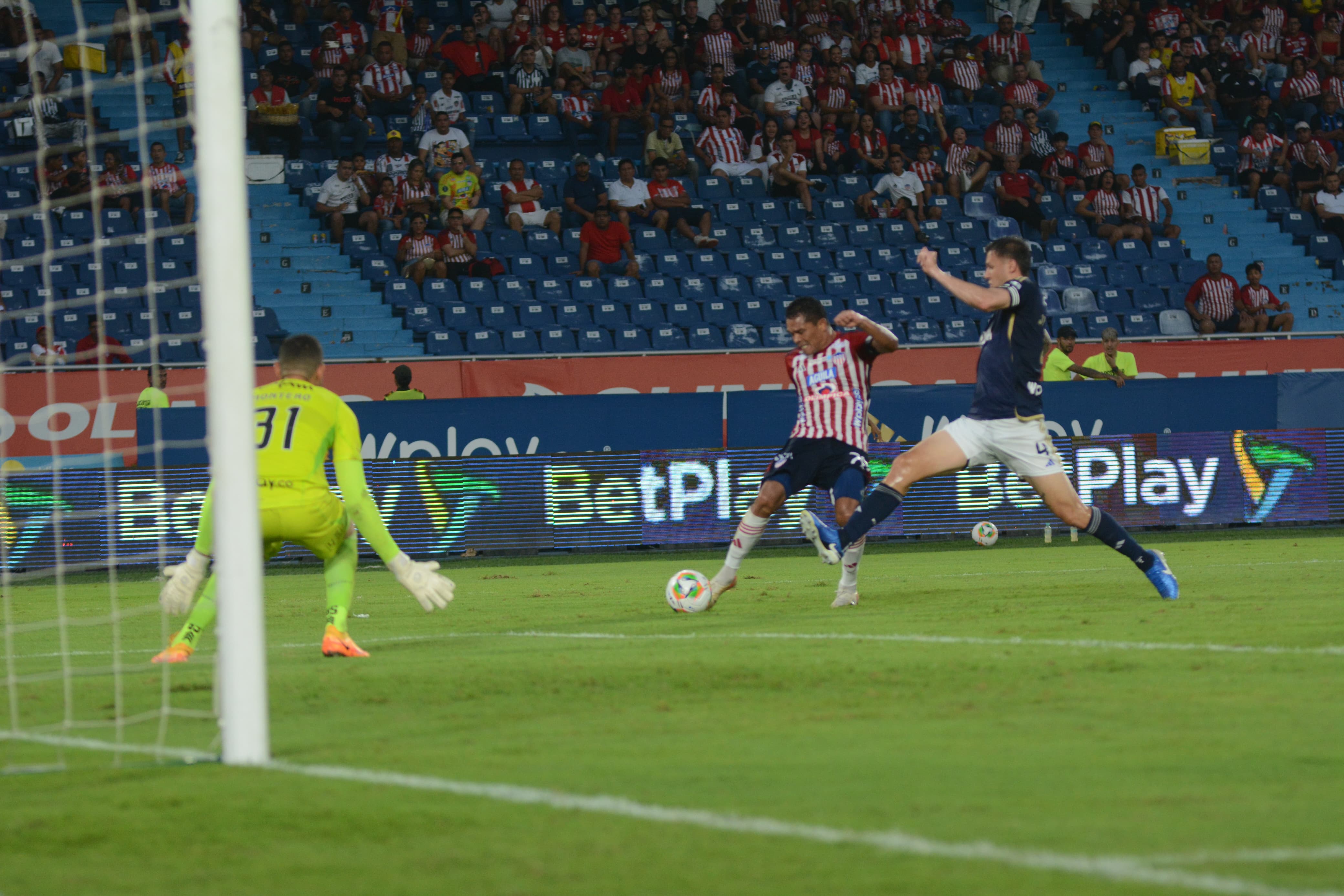 Carlos Bacca disparando a portería.