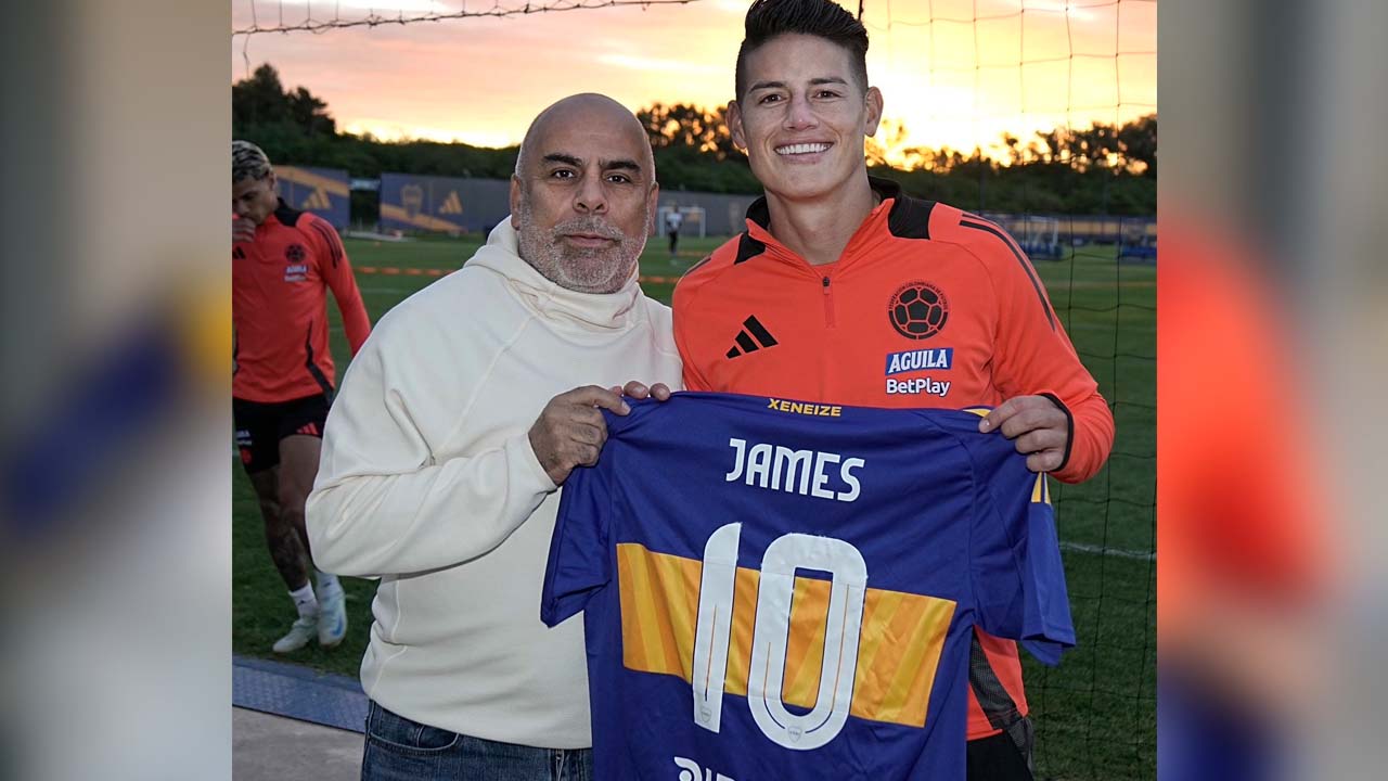 James Rodríguez con 'Chicho' Serna tras recibir su camiseta de Boca Juniors.