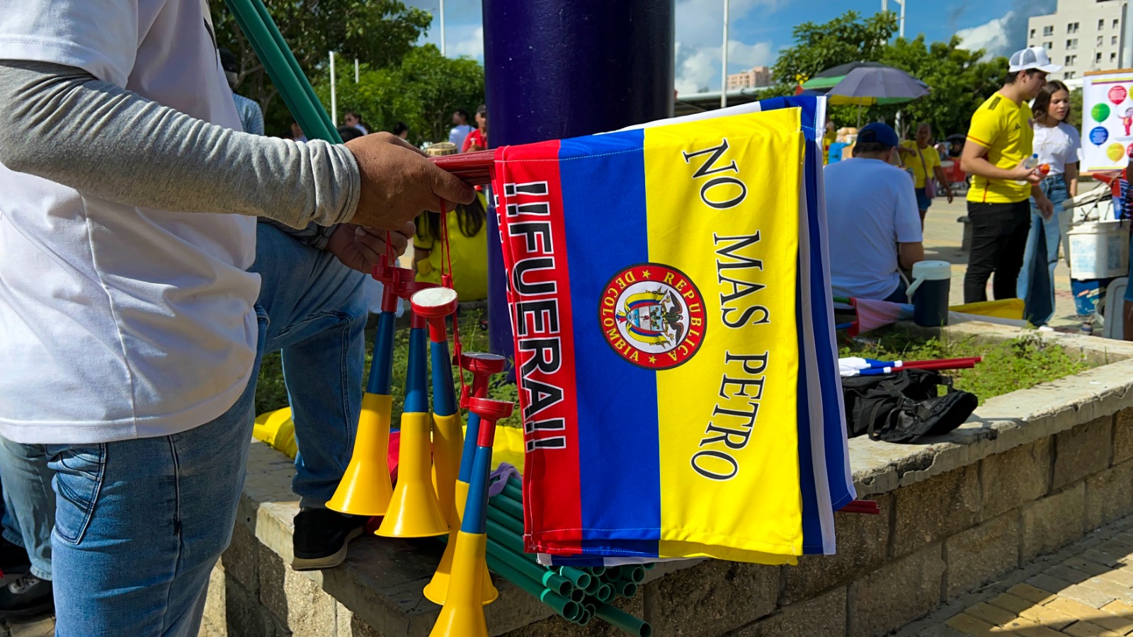 Pequeñas banderas con leyenda contra el Presidente.