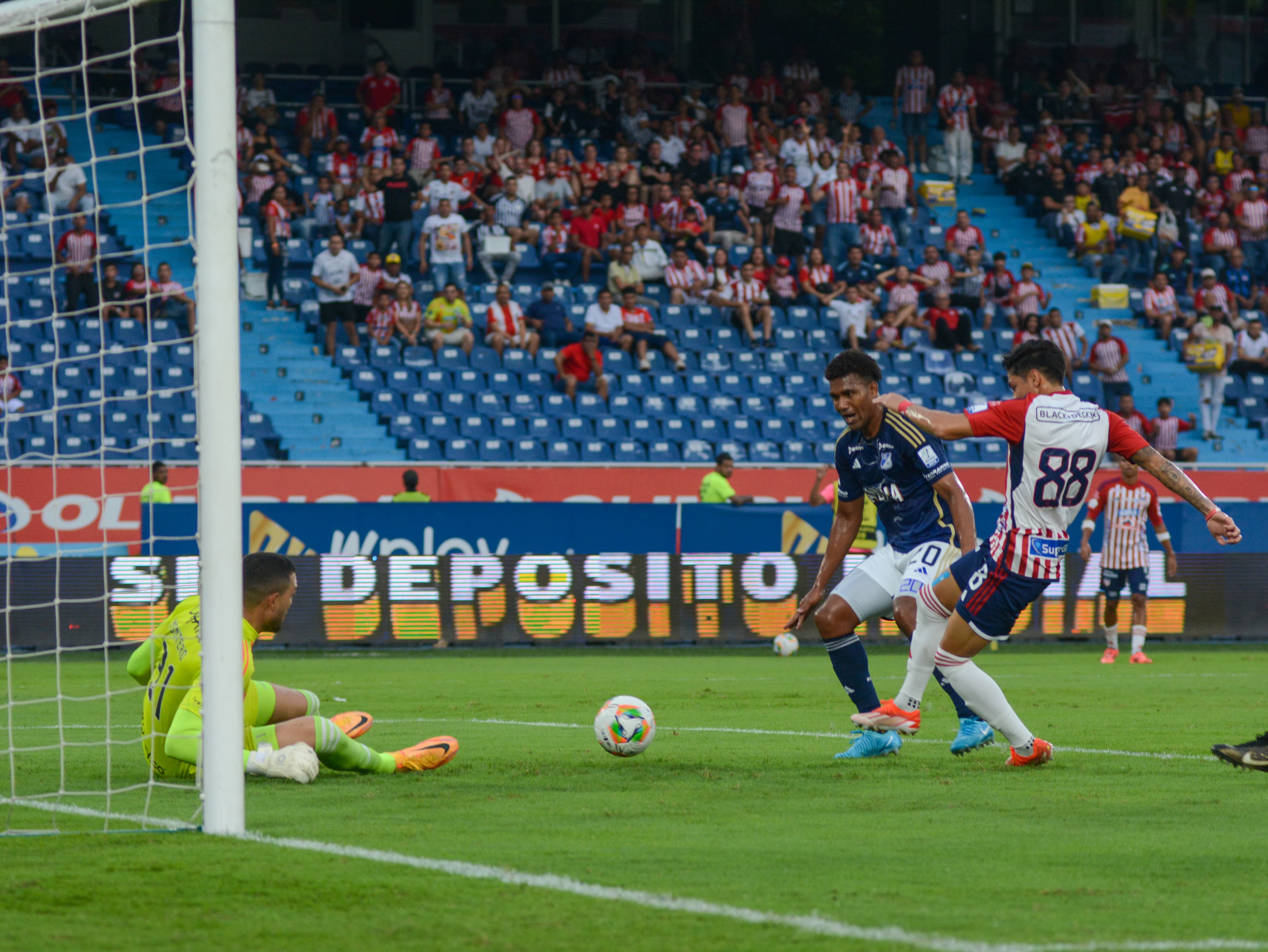 Brayan Castrillón disparando a portería.