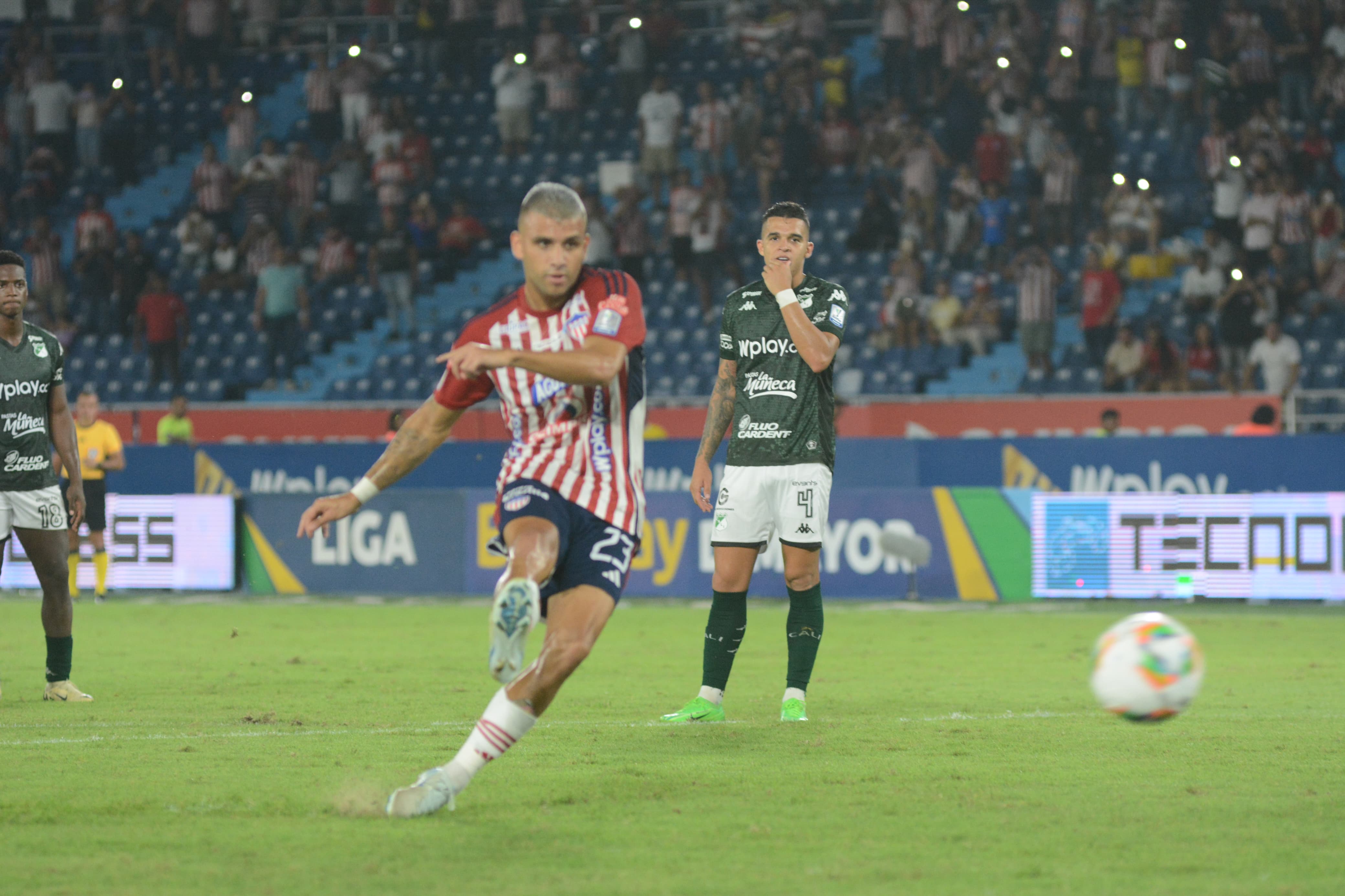 Aspecto del partido entre Junior y el Deportivo Cali. 