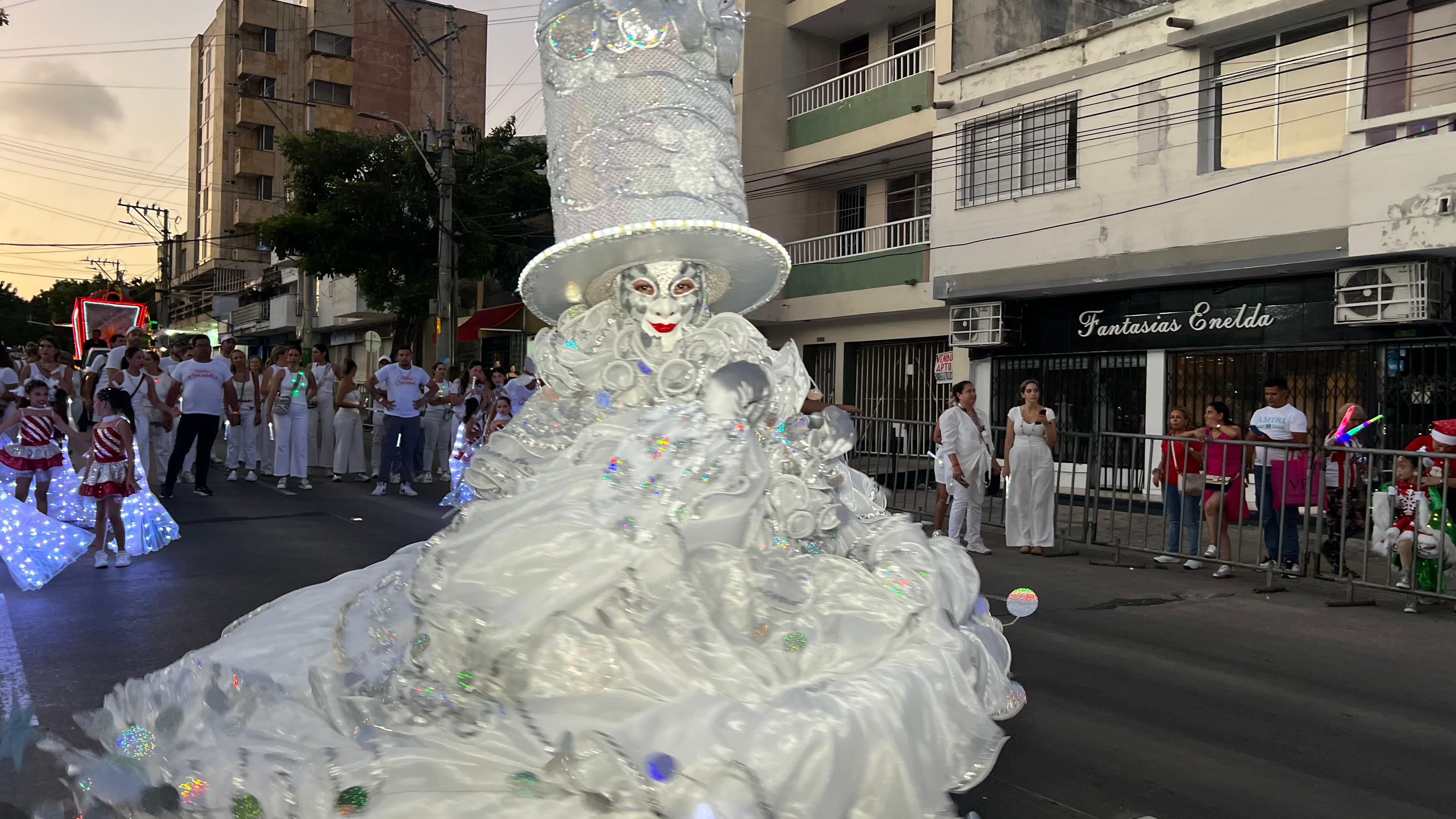 Un llamativo disfraz en la Gran Parada.