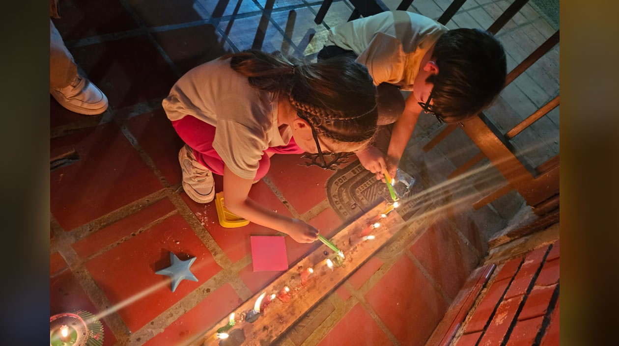 Los niños son los protagonistas en la Noche de Velitas, en Bogotá. 