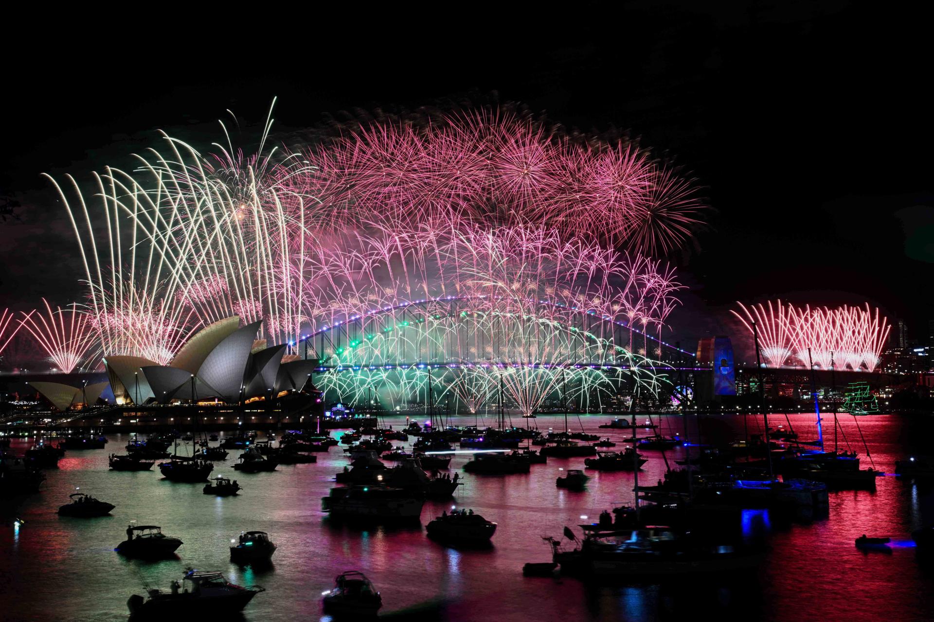 Fuegos artificiales iluminan el cielo australiano.