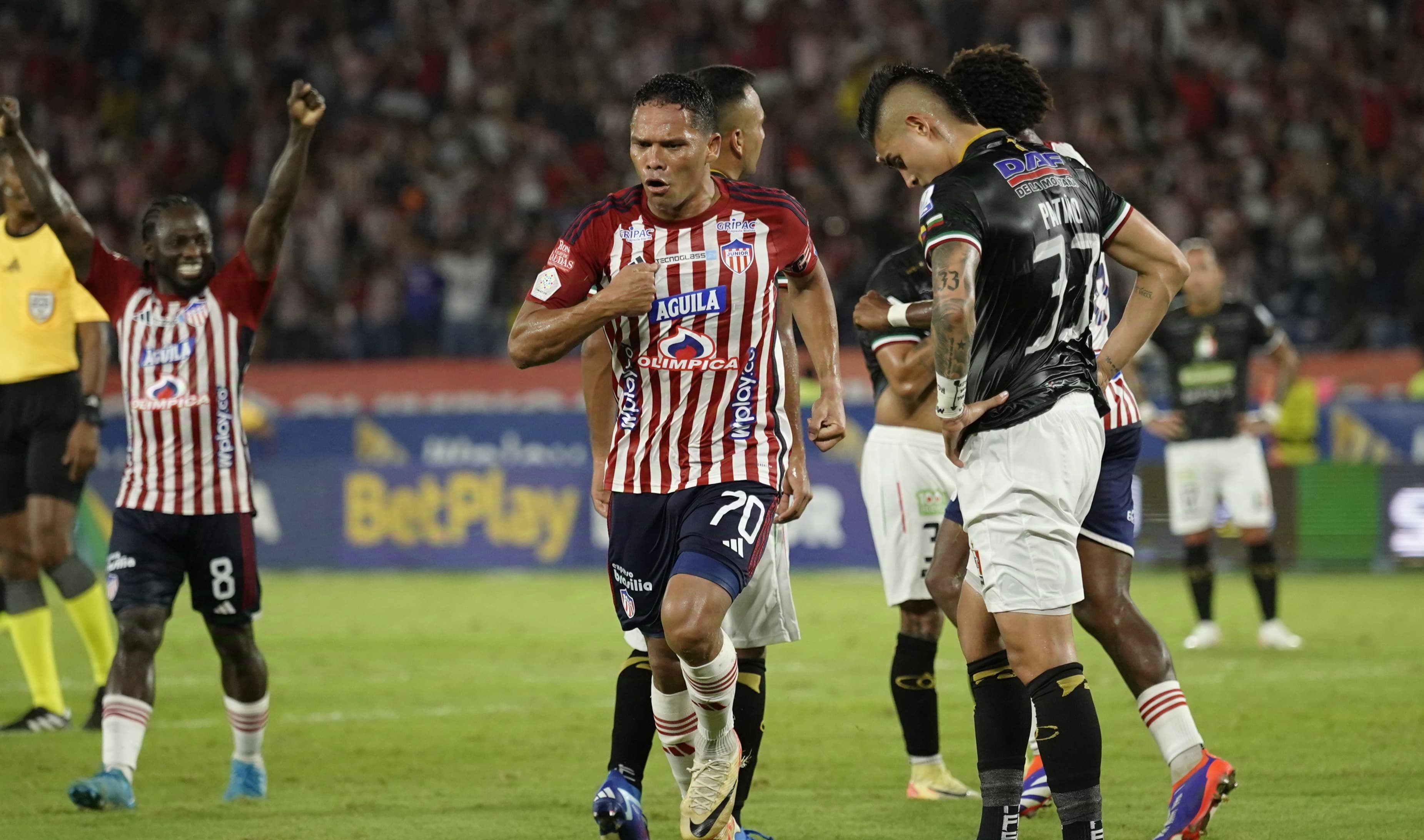 Bacca anotando el único gol de Junior.