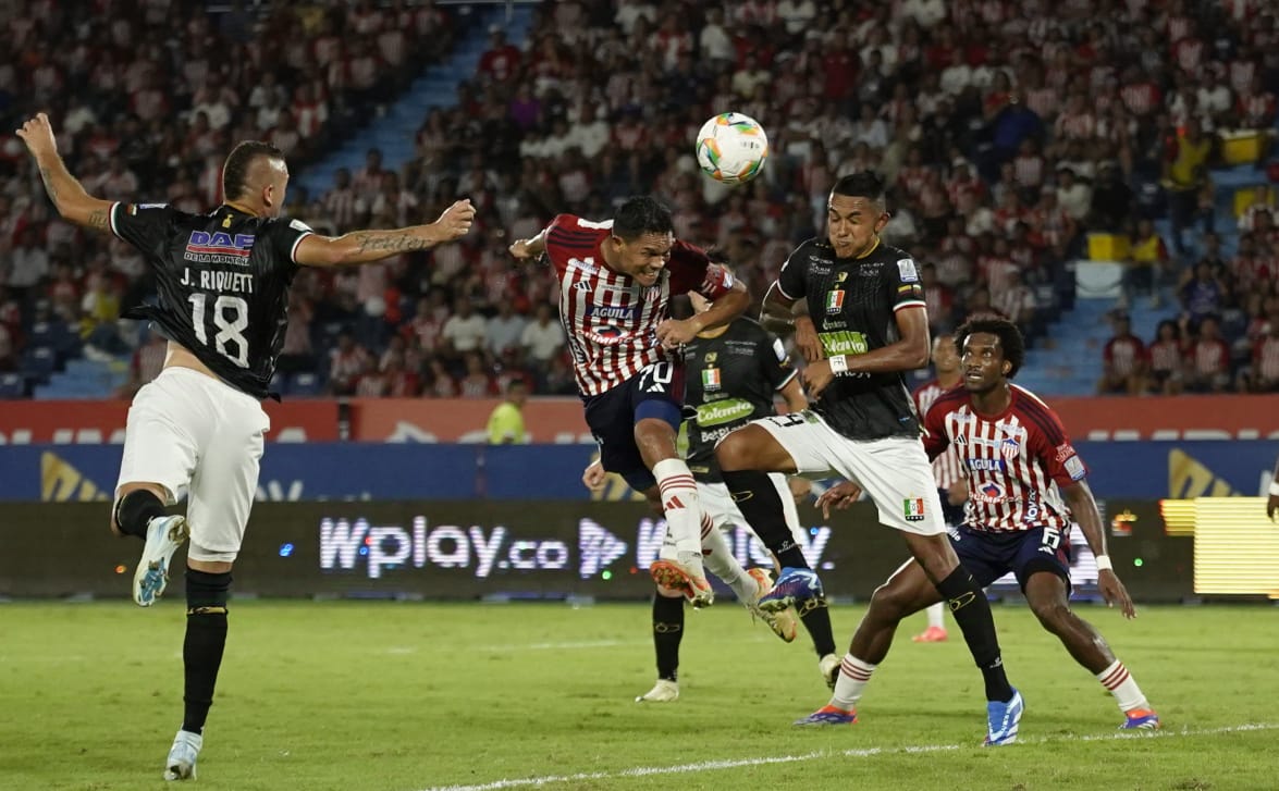 Bacca anotando el único gol de Junior.