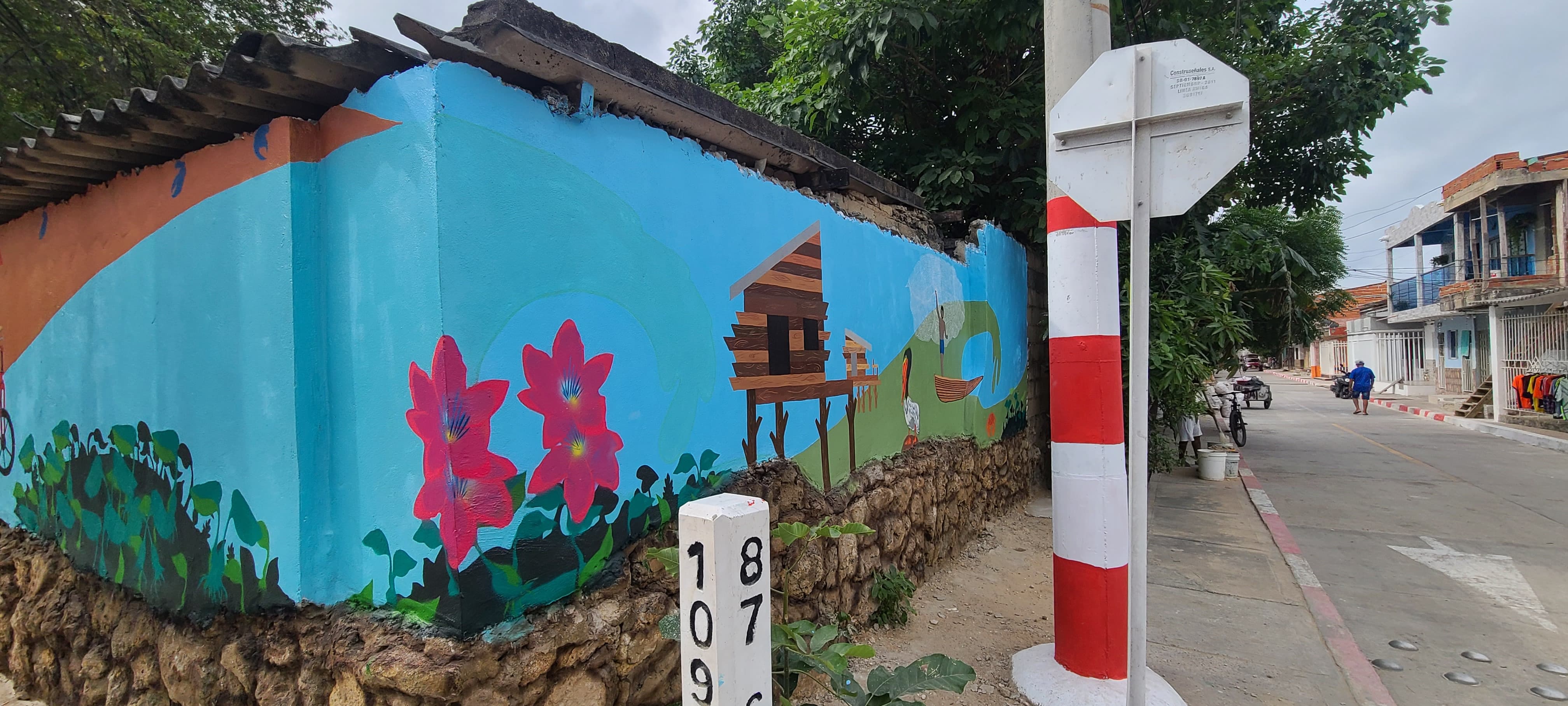 Mural destacando el ecosistema del barrio Las Flores.