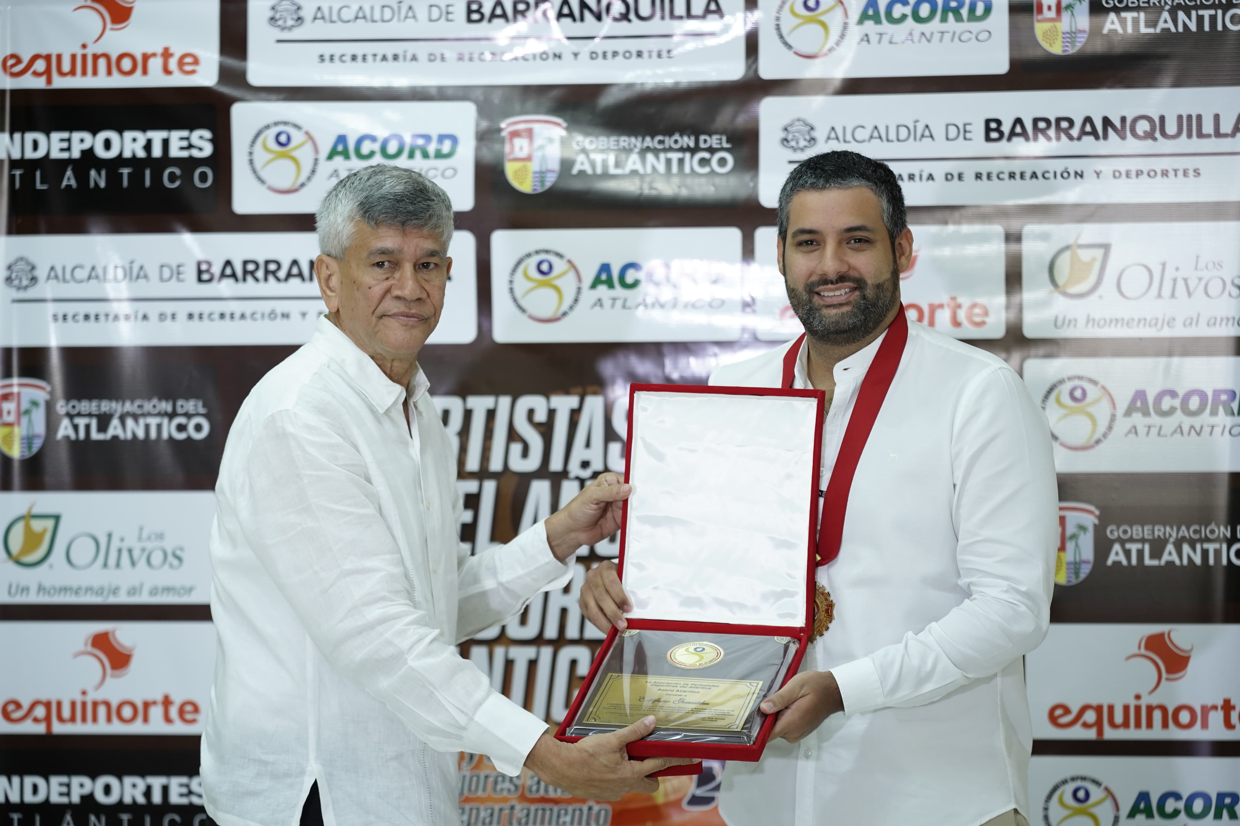 Estewil Quesada, presidente de Acord Atlántico, entrega un reconocimiento especial al diputado Estéfano González. 