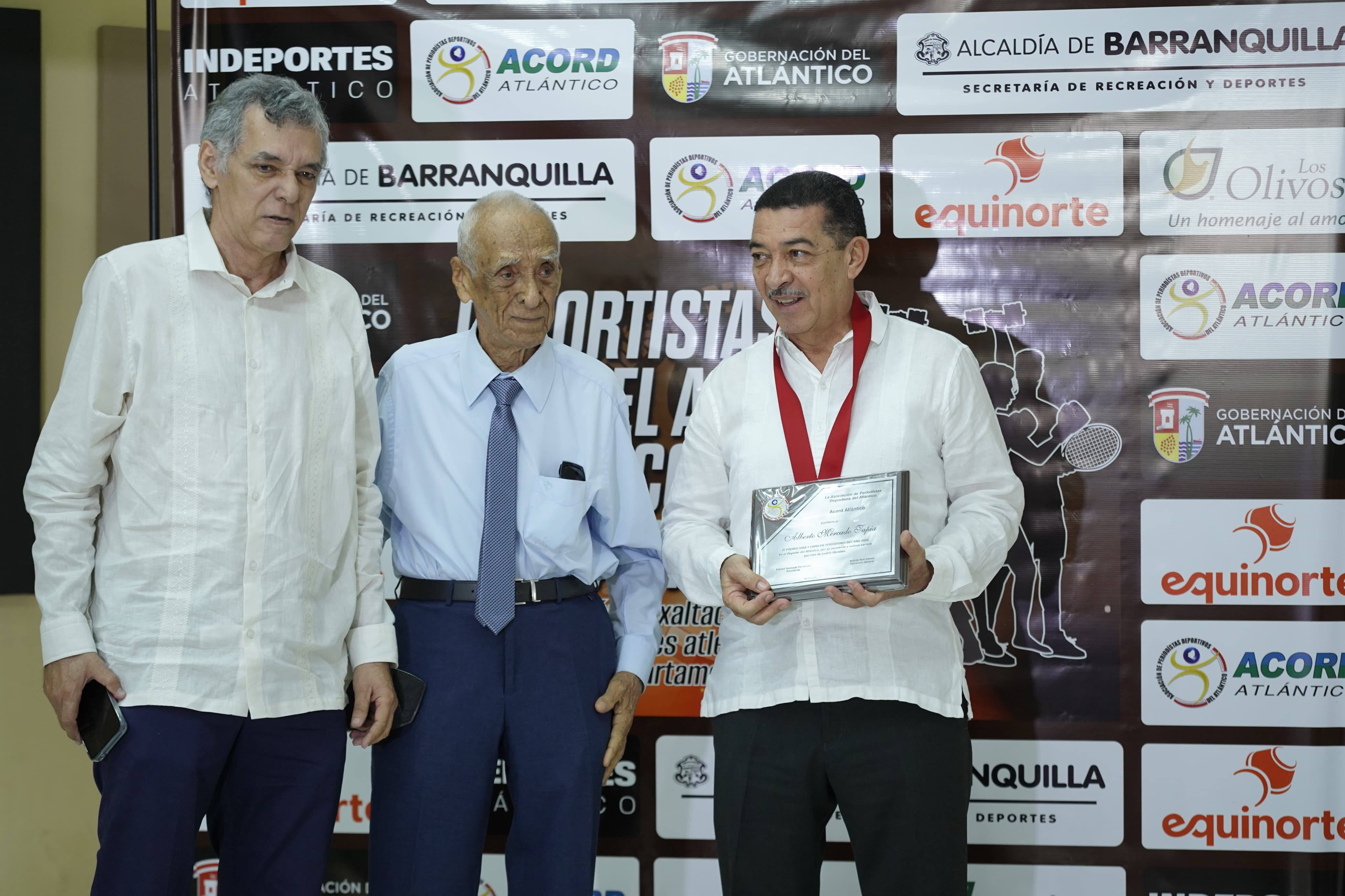 El narrador deportivo Alberto Mercado Tapia recibió el premio Vida y Obra en el periodismo deportivo.