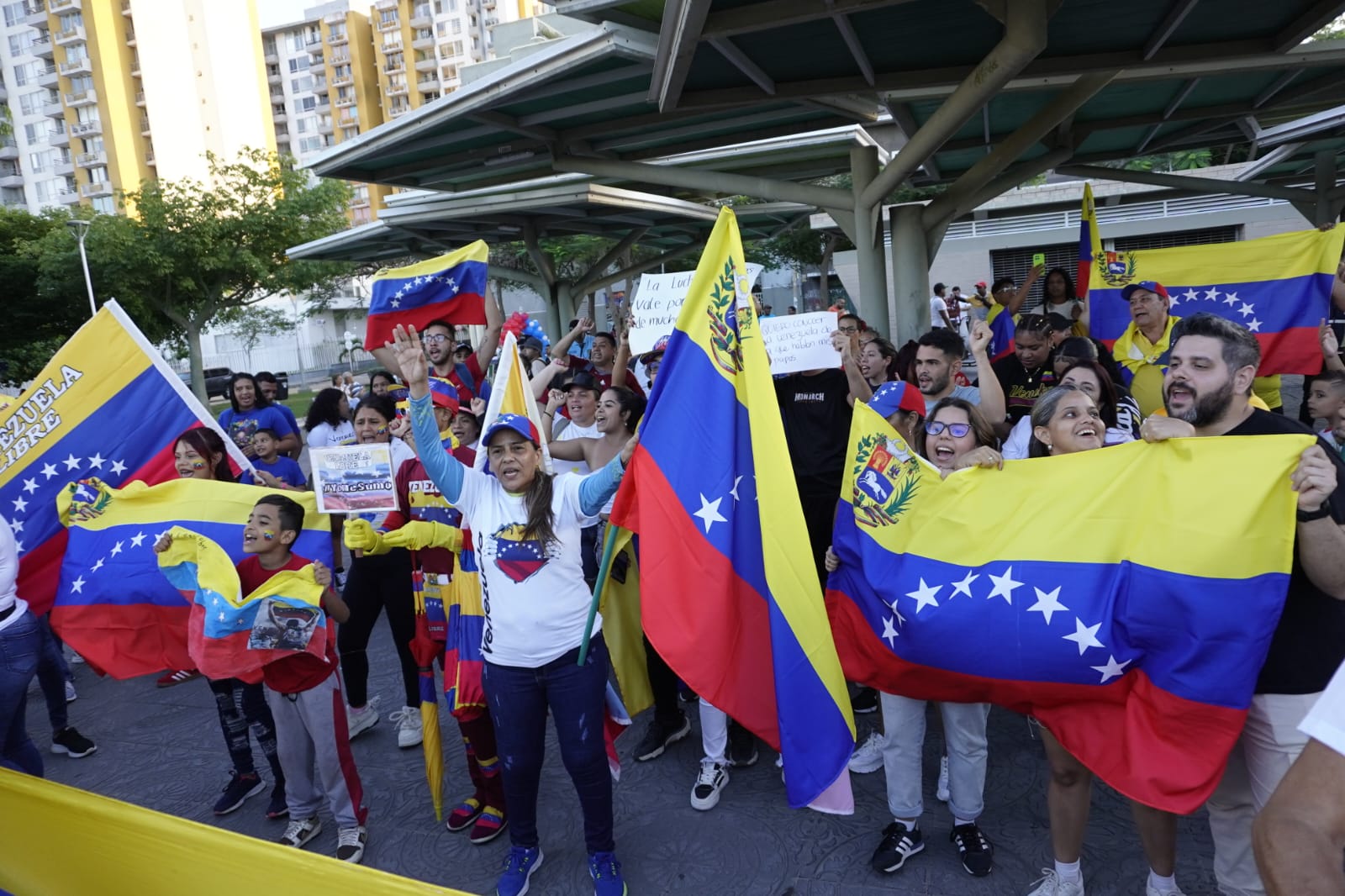 Cientos de personas se dieron cita en la Plaza de la Paz en apoyo a Edmundo González.