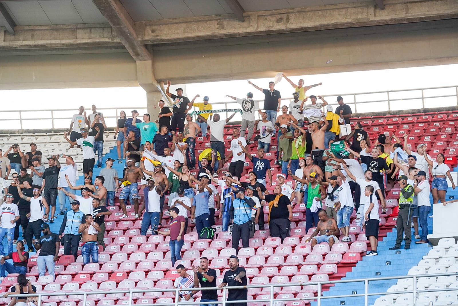 La afición en el Metropolitano. 