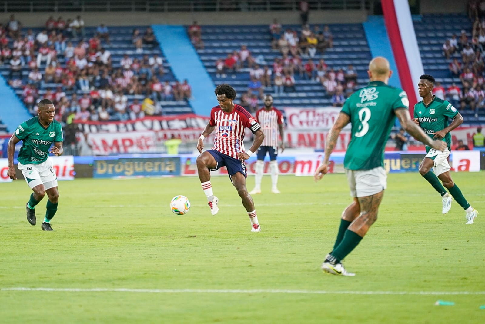 Aspecto del partido entre Junior y Deportivo Cali. 