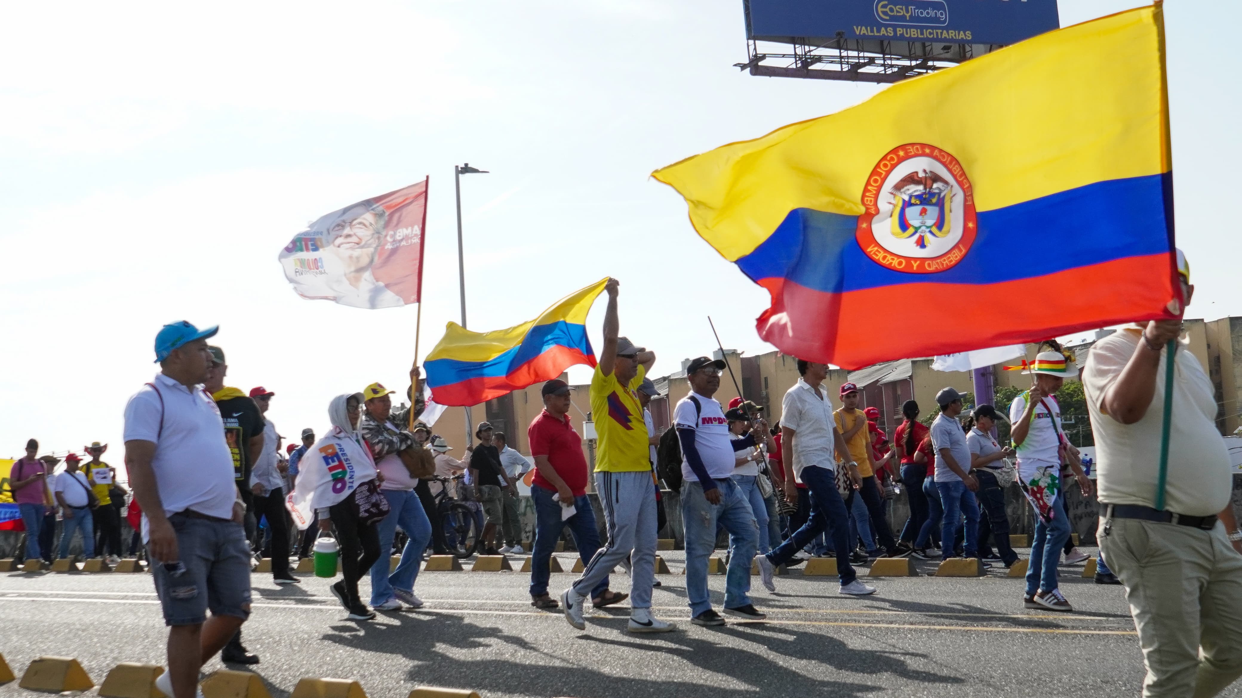 La bandera de Colombia presente en la marcha.