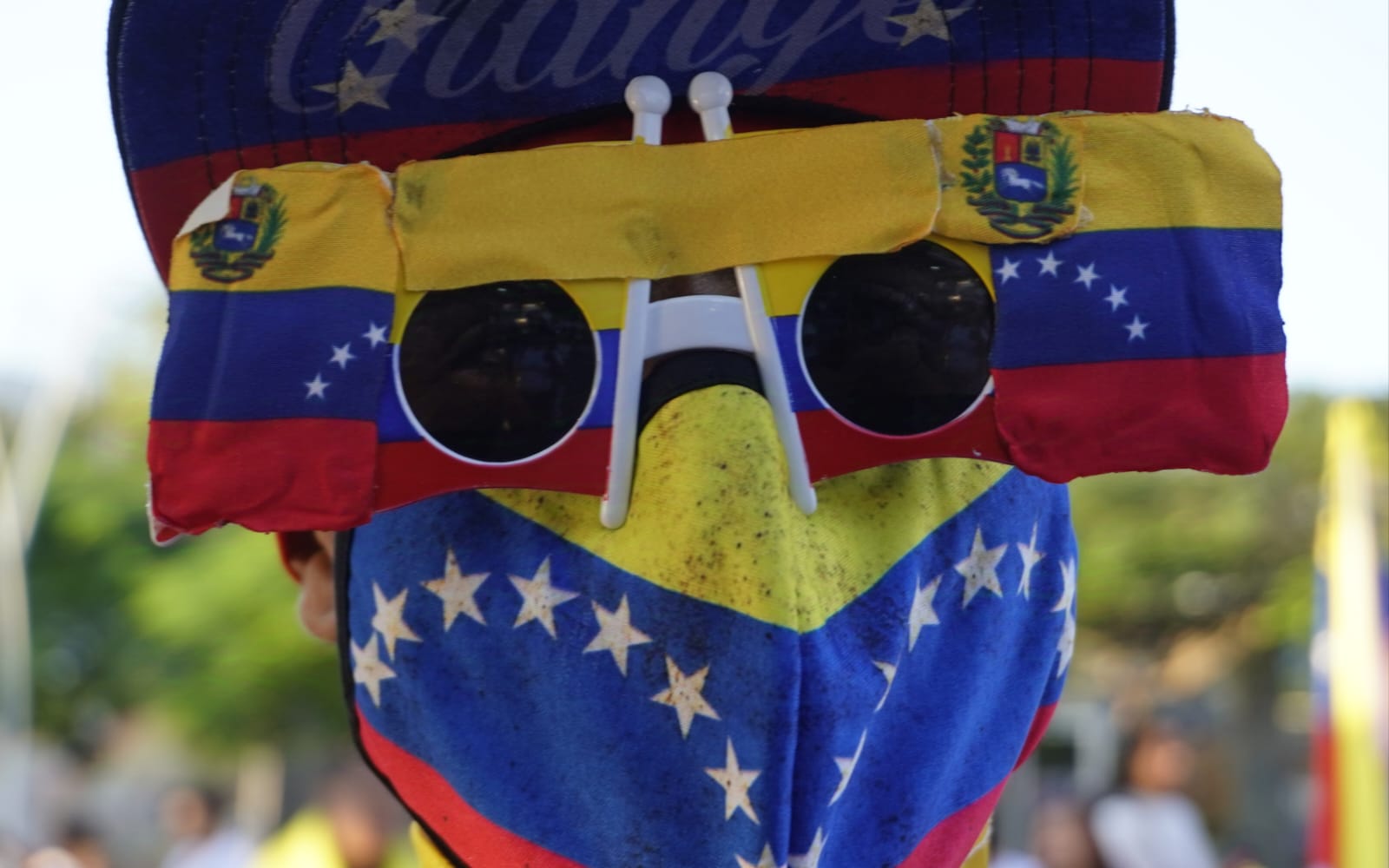 Varias personas con accesorios de la bandera de Venezuela.