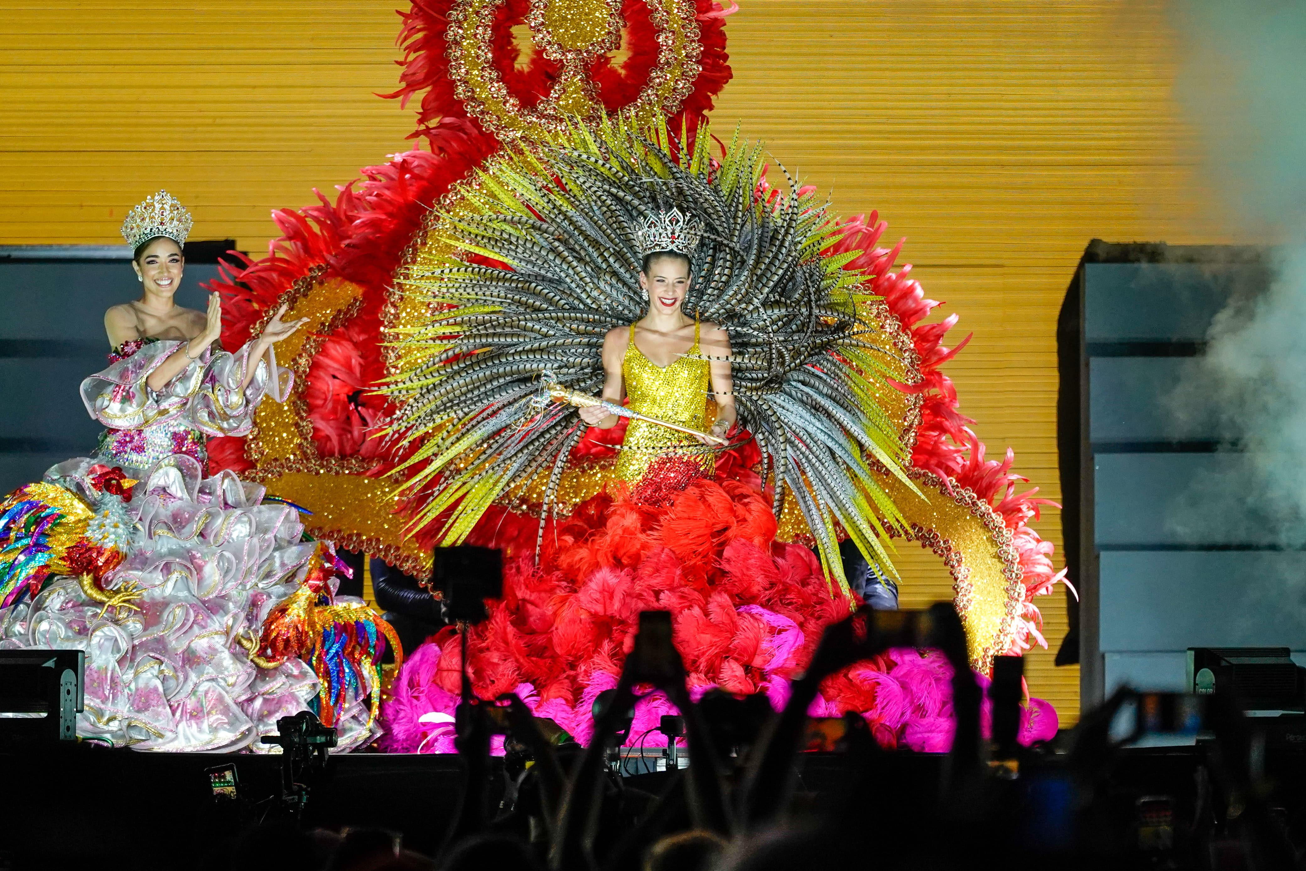 Tatiana al ser coronada esta noche en el Romelio Martínez. 