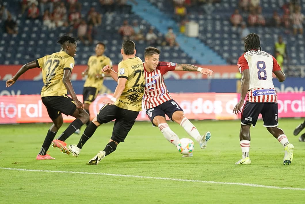 Aspecto del partido entre Junior y Águilas Doradas. 