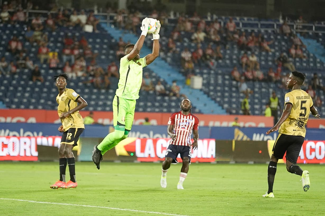 Aspecto del partido entre Junior y Águilas Doradas. 