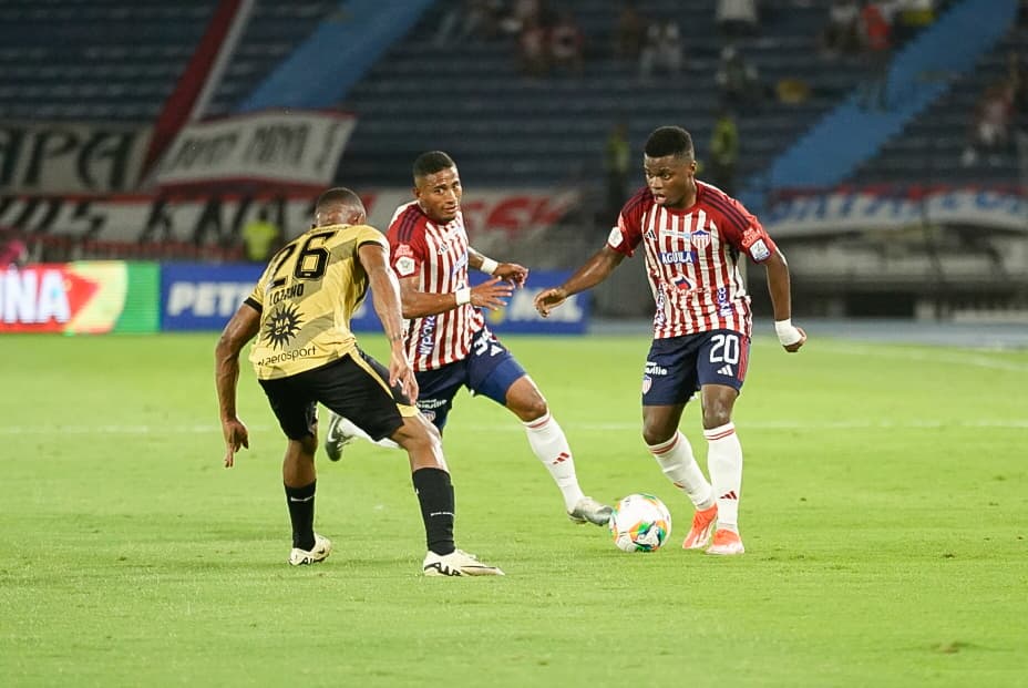 Aspecto del partido entre Junior y Águilas Doradas. 