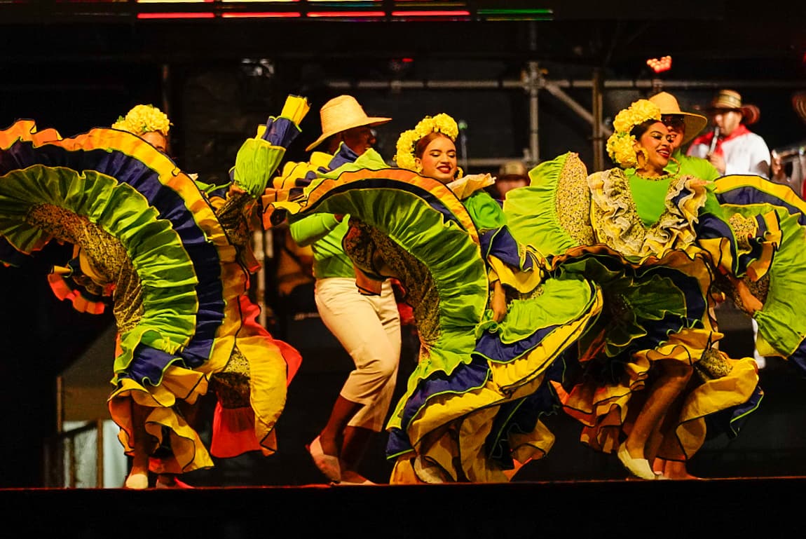 Las danzas se presentaron esta noche en la Plaza de la Paz. 