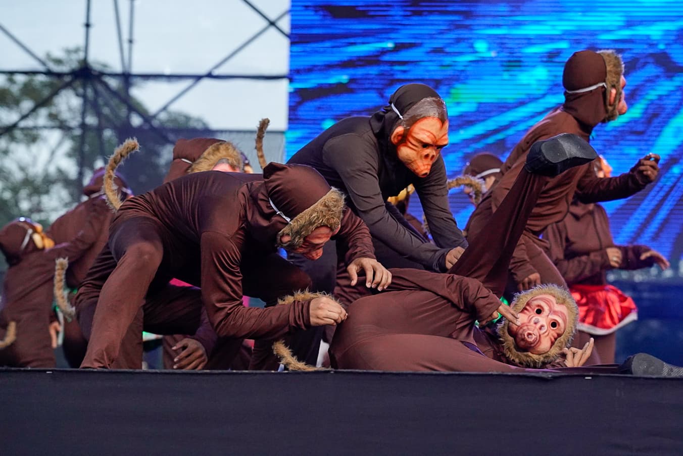 El colorido de la danzas Micos y Micas. 