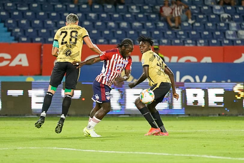 Aspecto del partido entre Junior y Águilas Doradas. 