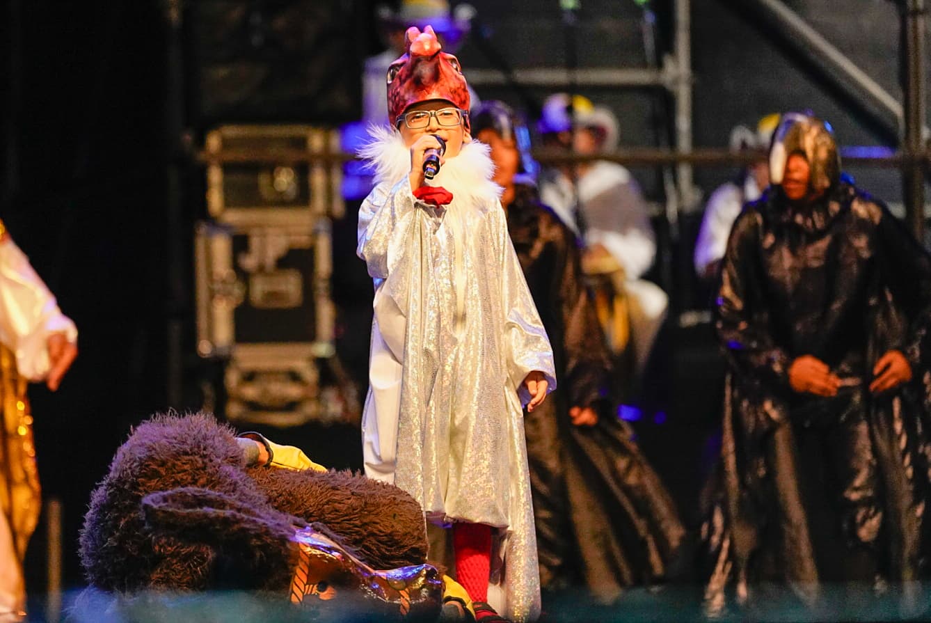Las danzas se presentaron esta noche en la Plaza de la Paz. 