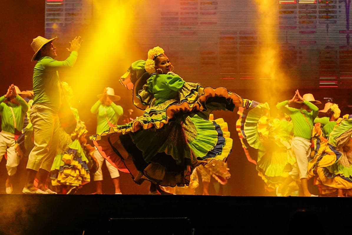 Las danzas se presentaron esta noche en la Plaza de la Paz. 