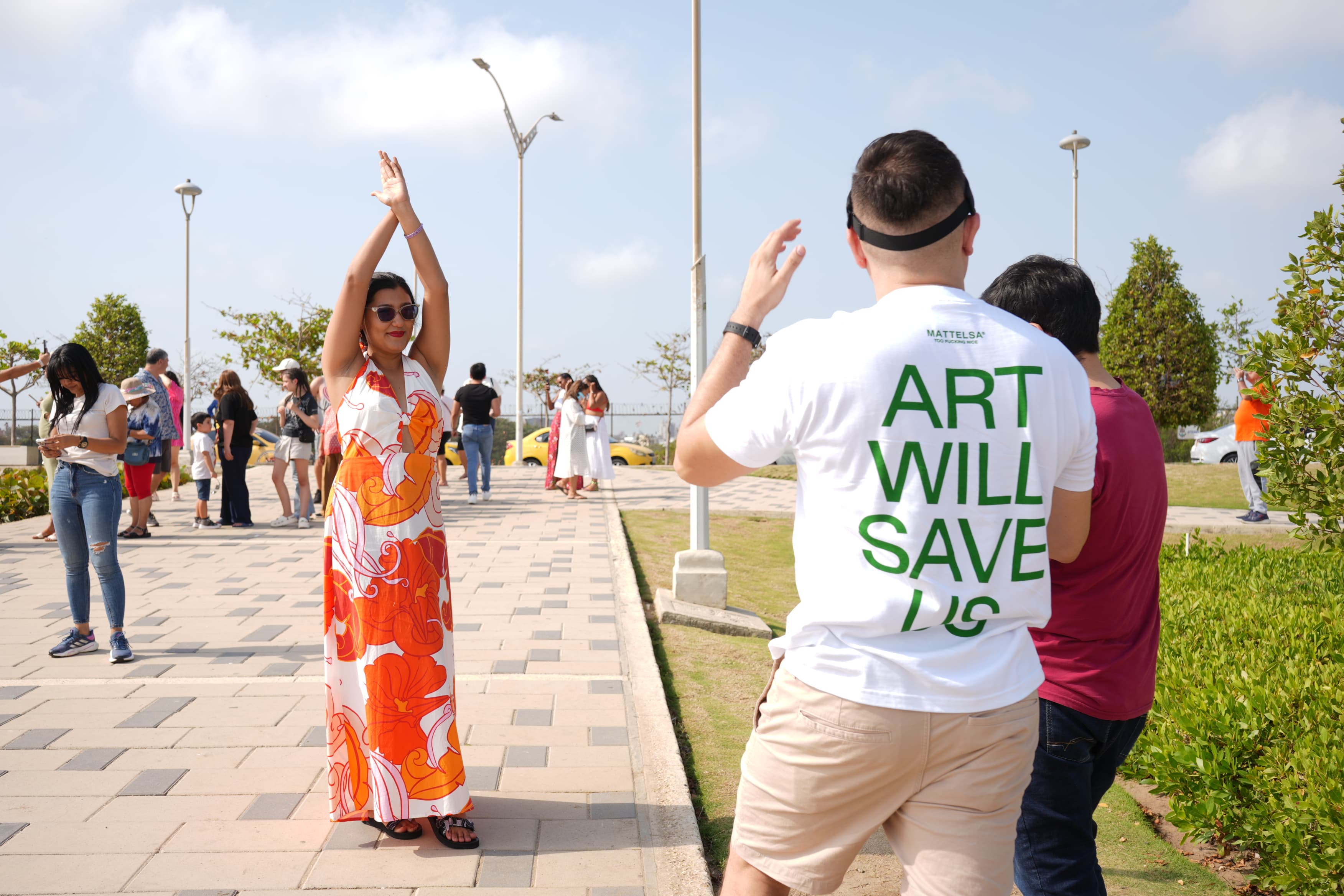Turistas en la estatua de Shakira en el Malecón del Río.