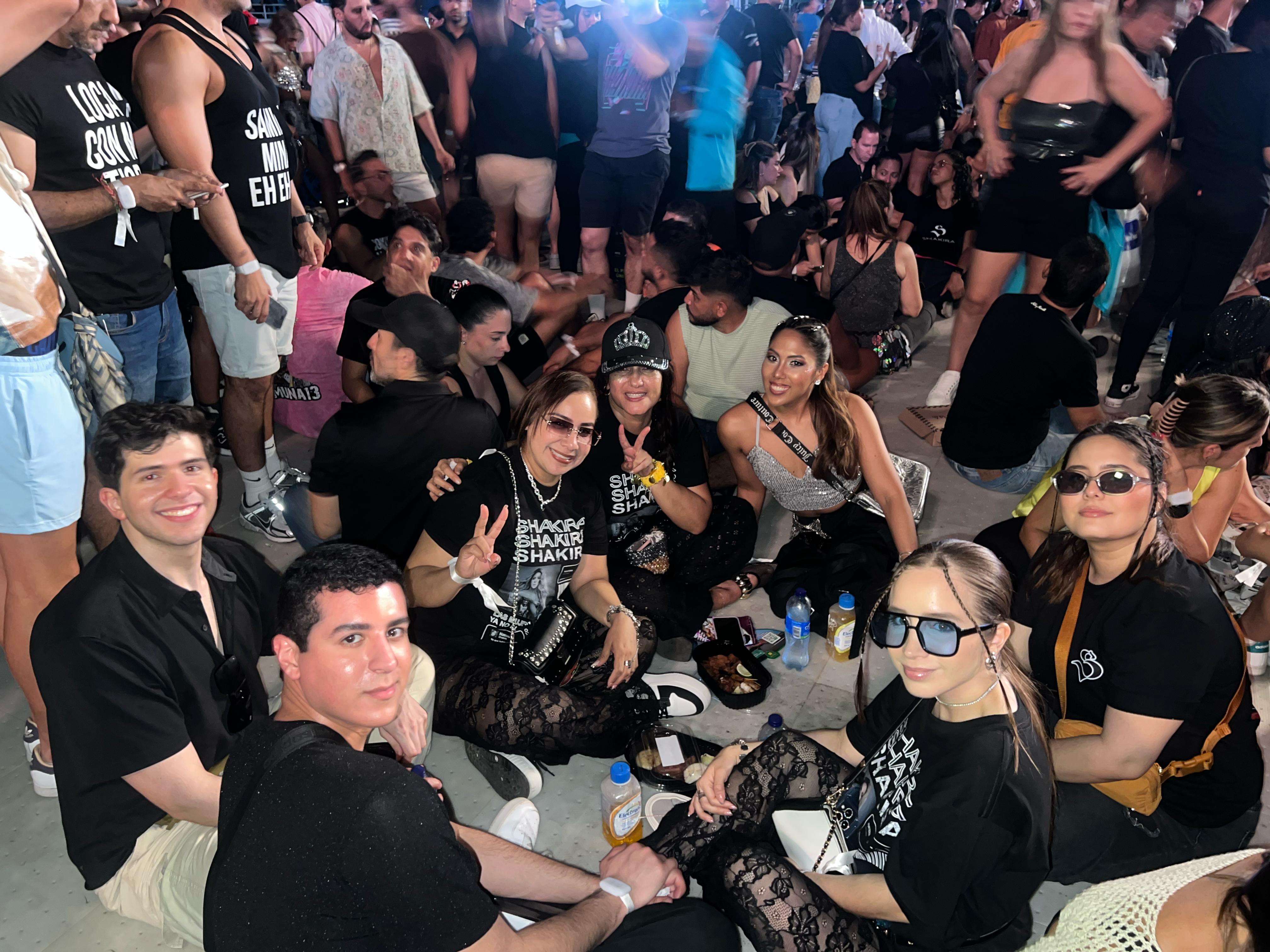 Fanáticos de Shakira en la pista del Metropolitano.