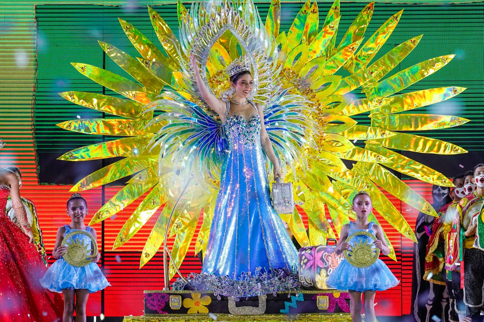 Noche de coronación de los Reyes del Carnaval de la 44 en la Plaza de la Paz. 