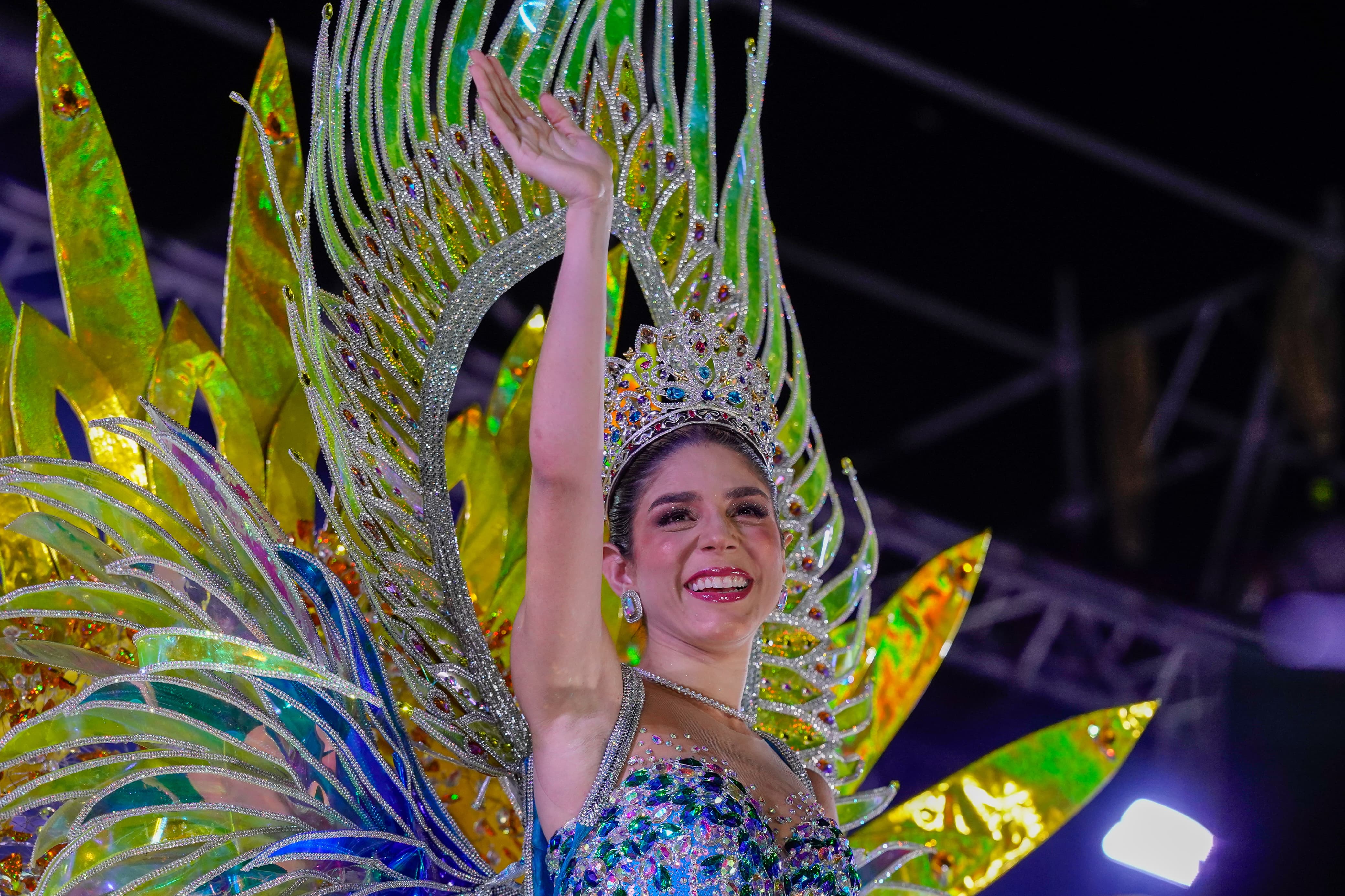 Alexsandra Estarita Villa, Reina del Carnaval de la 44. 