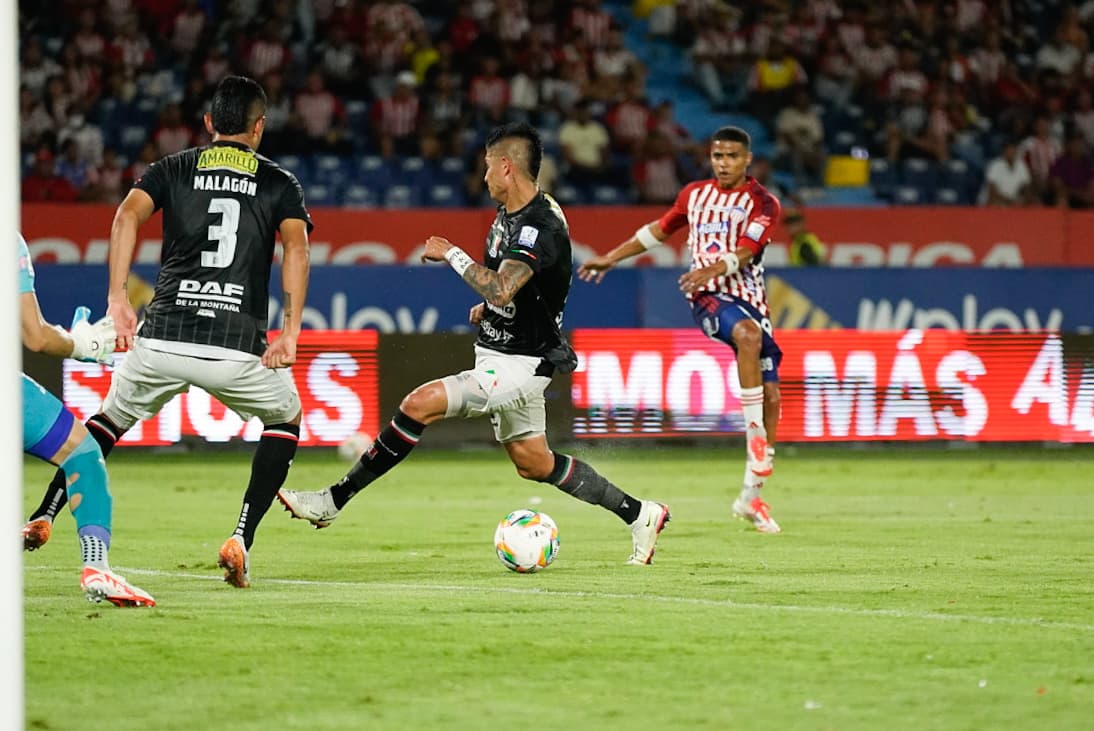 Aspecto del partido entre Junior y Once Caldas. 