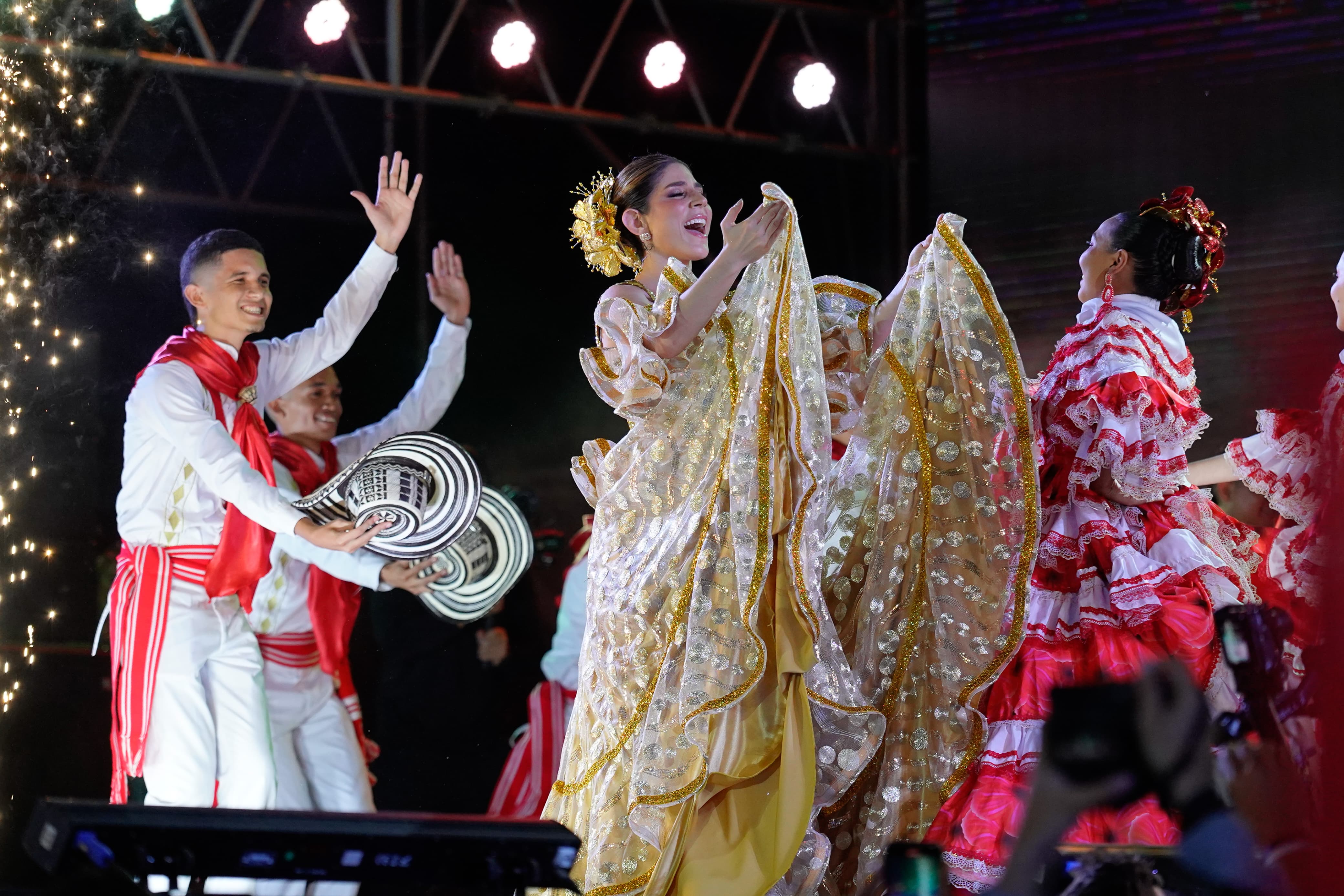 Noche de coronación de los Reyes del Carnaval de la 44 en la Plaza de la Paz. 