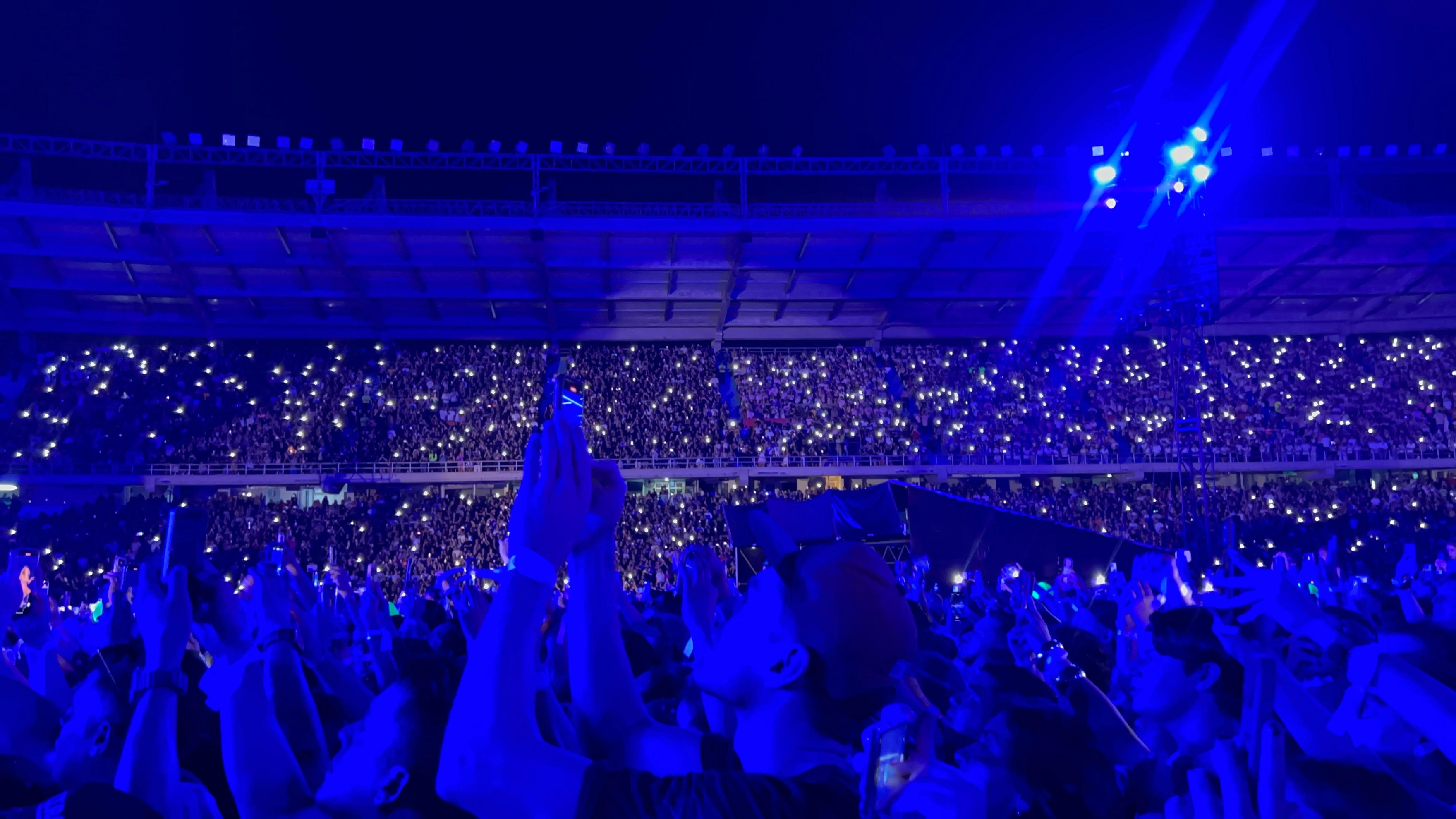 Los celulares de los asistentes grababan cada momento de la presentación.