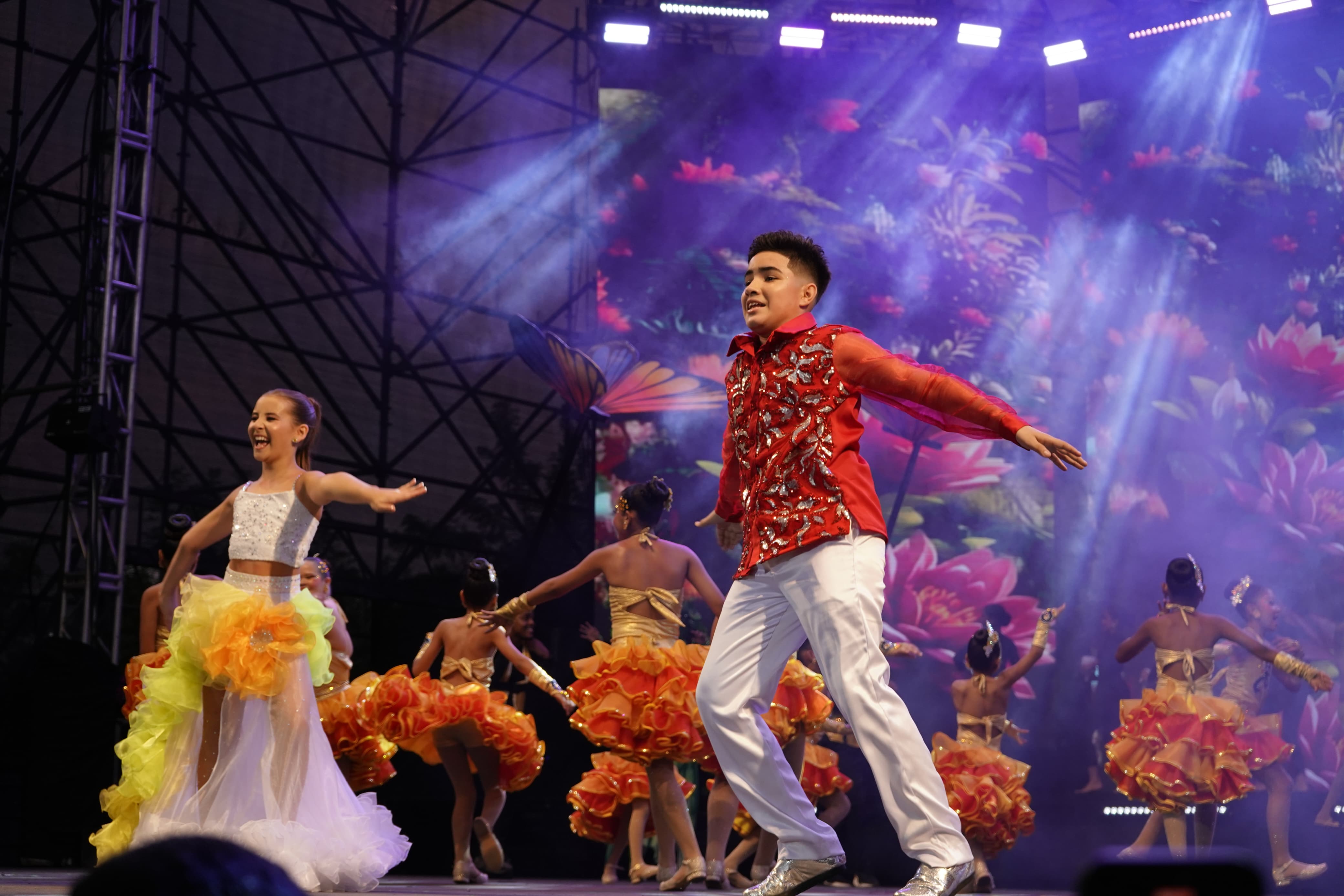 Samuel Bermúdez demostró su destreza bailando salsa.