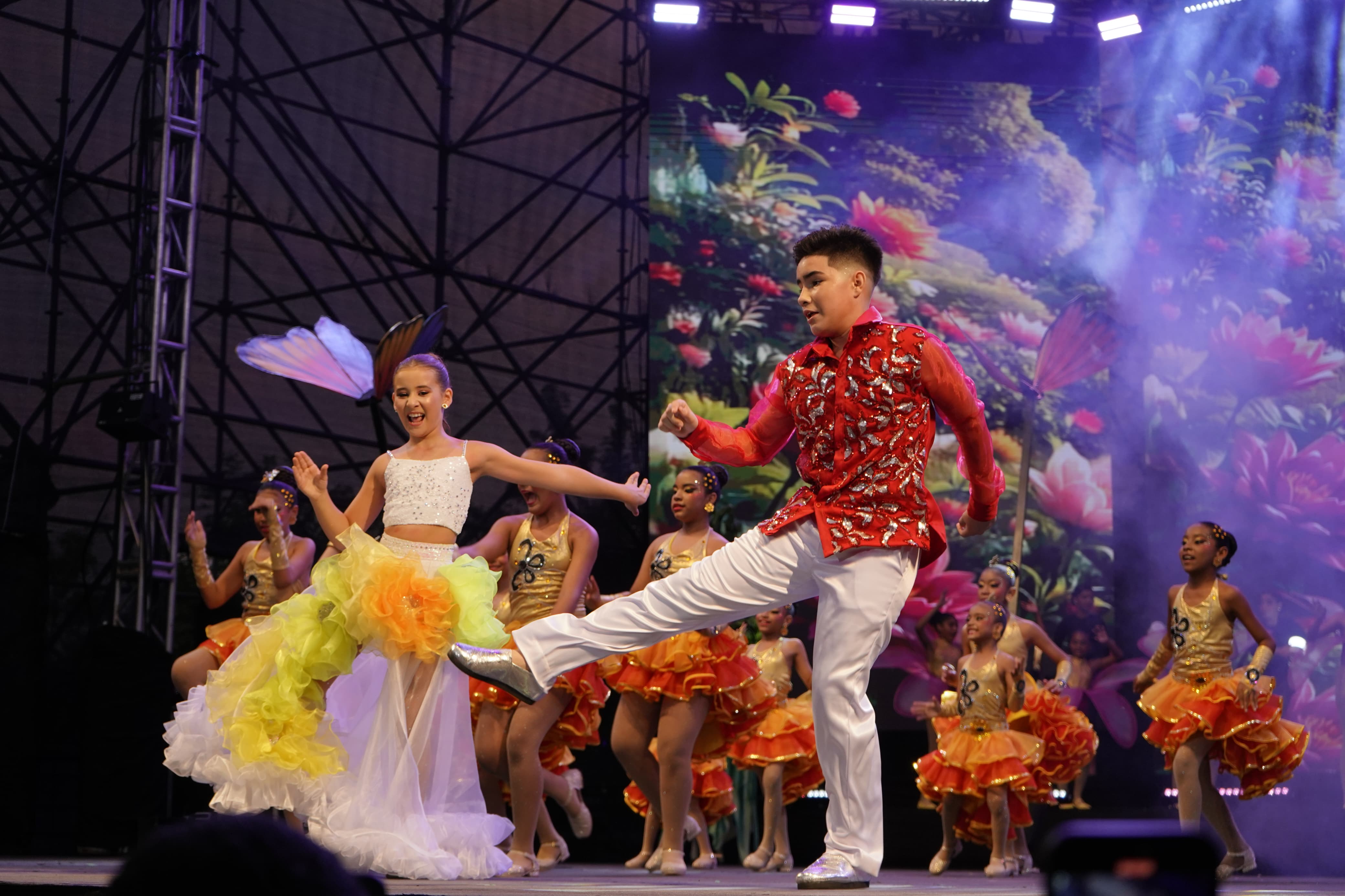 El rey momo infantil bailando al son del Joe Arroyo.