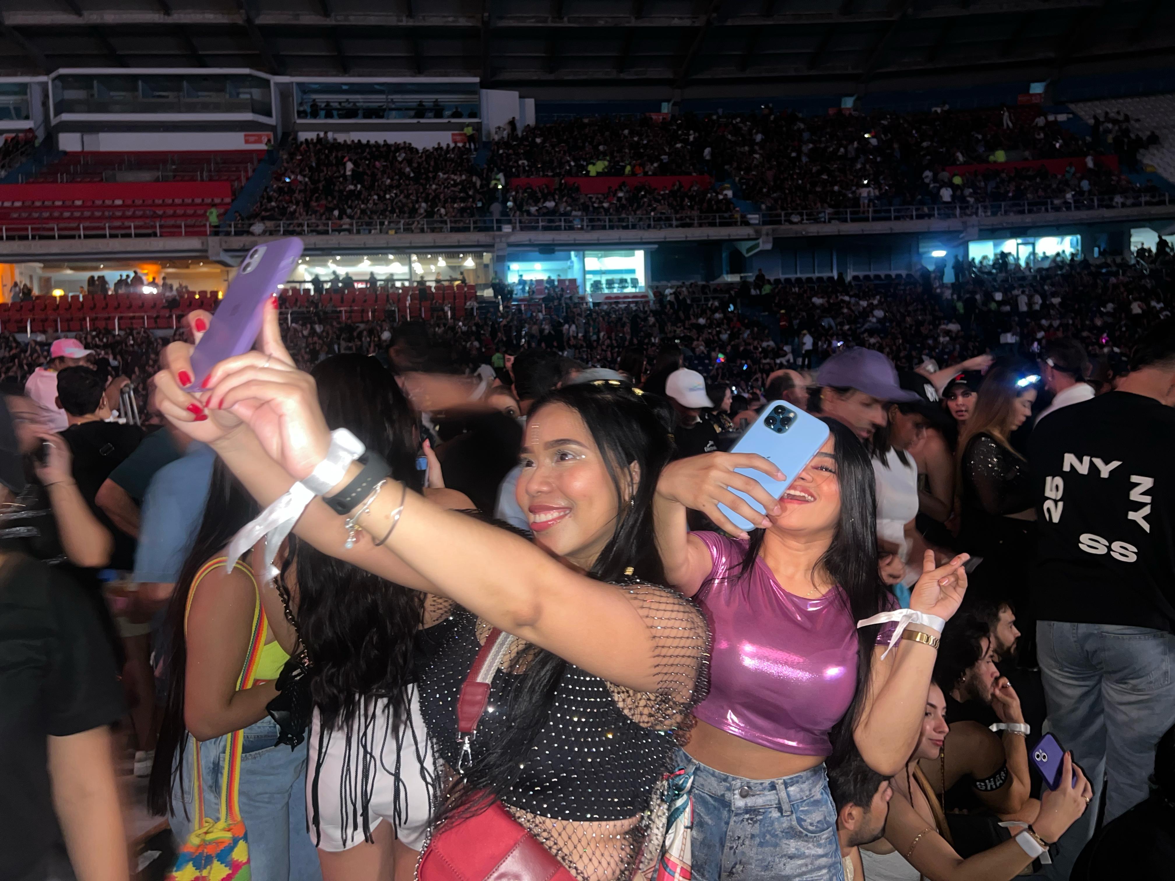 Seguidoras felices en el concierto.