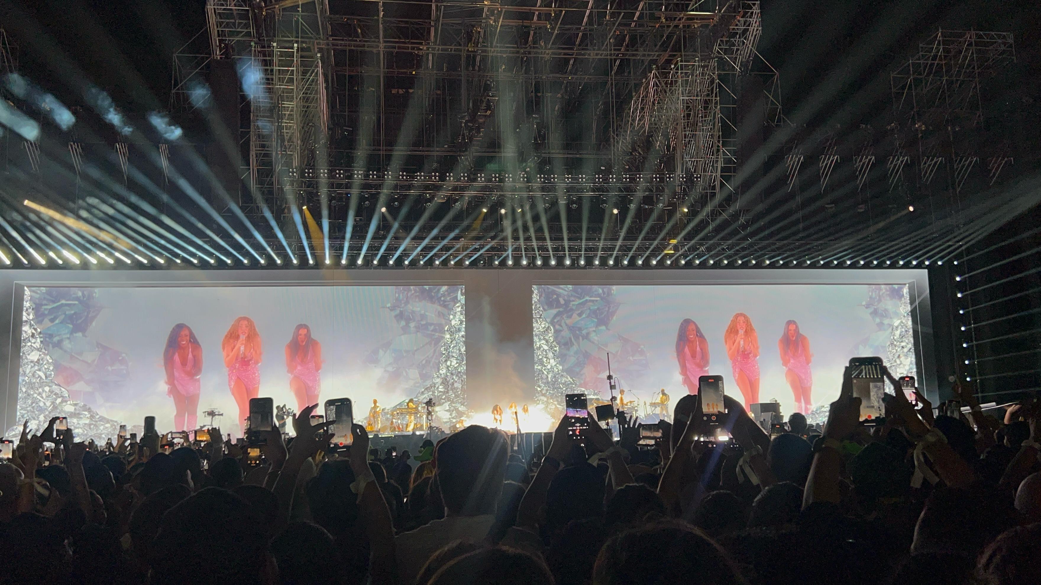 Shakira cantando frente al público.