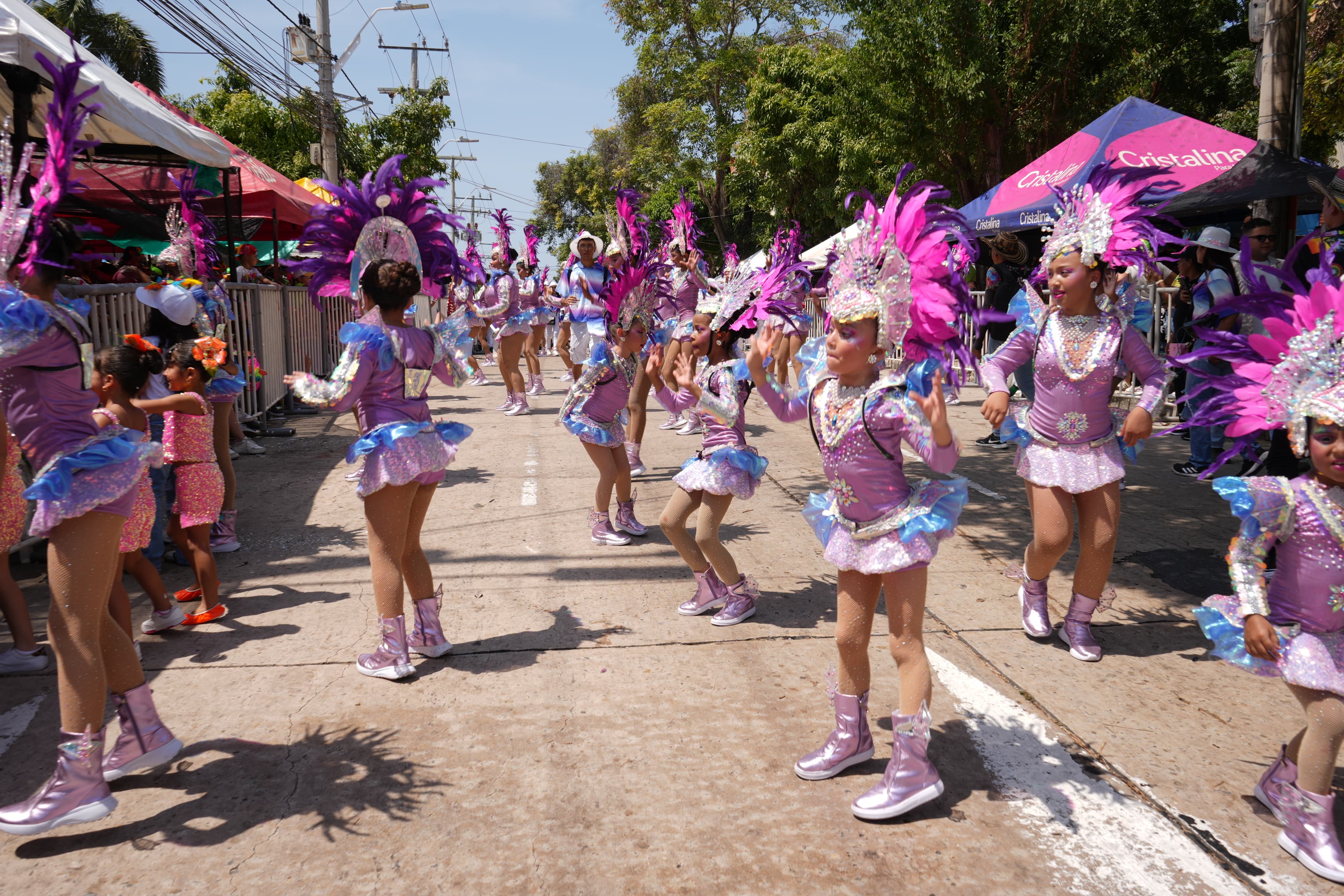 Mucho brillo y color se destacaron en el desfile. 