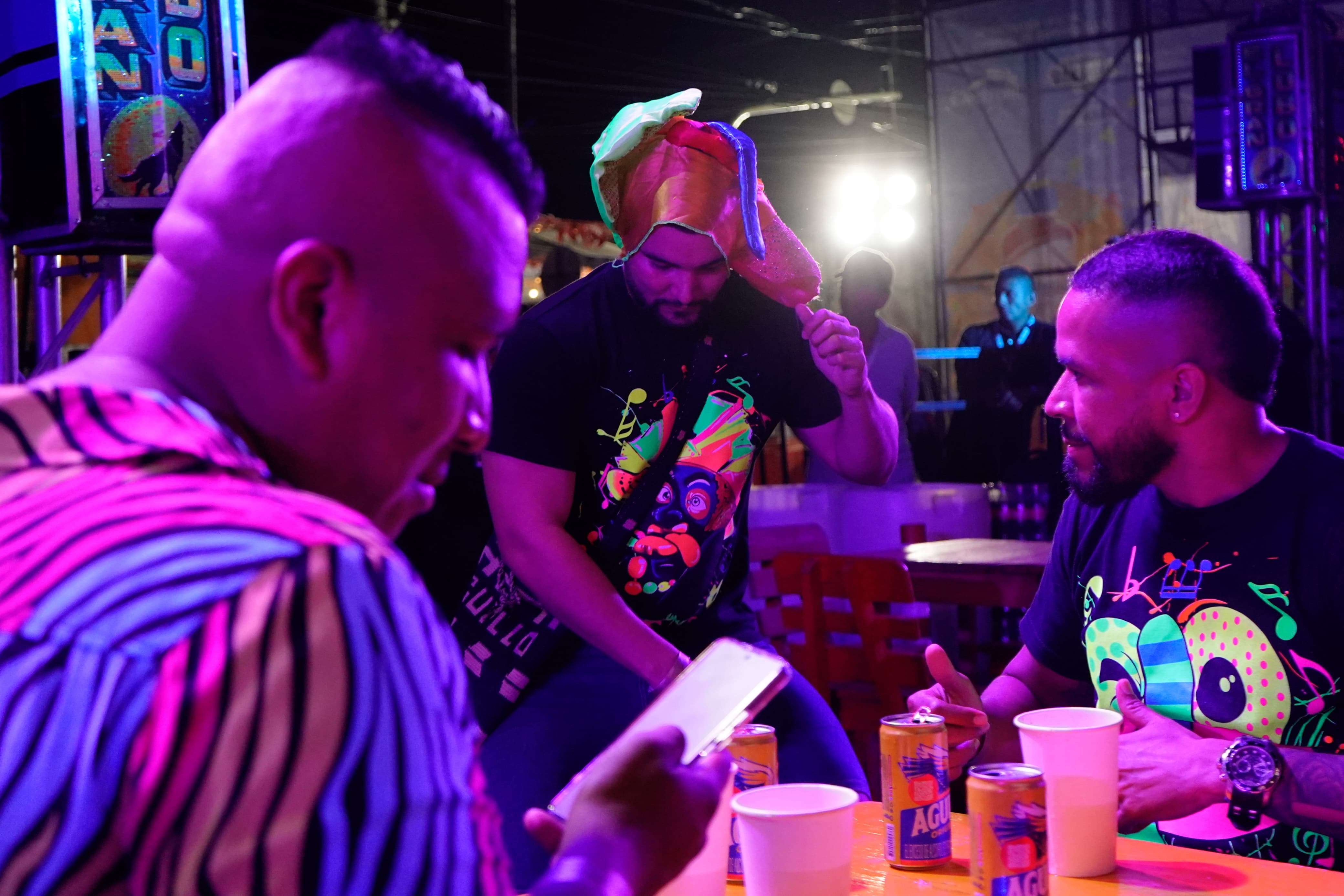 Los carnavaleros disfrutando de 'Baila a la calle'. 