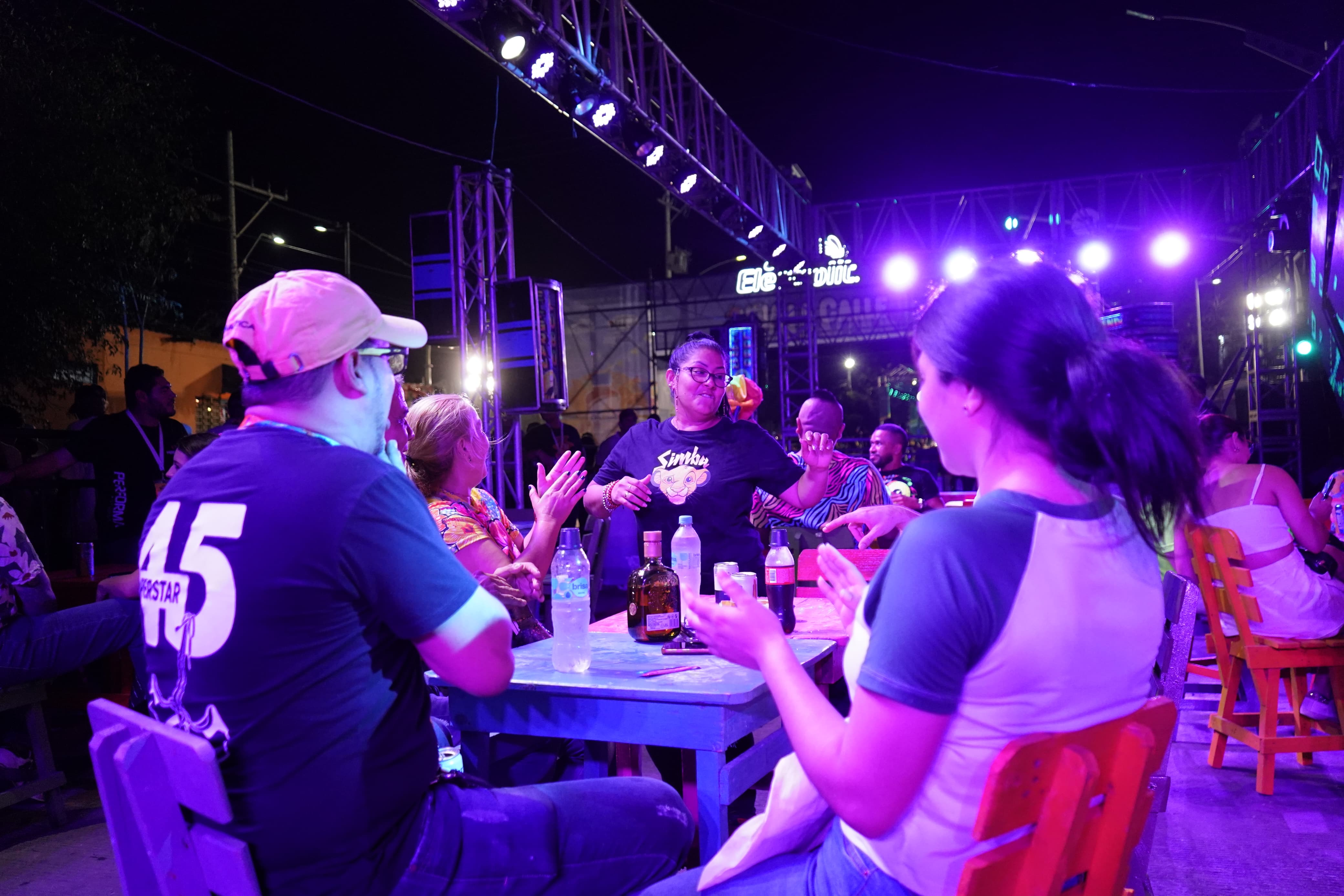Los carnavaleros disfrutando de 'Baila a la calle'. 