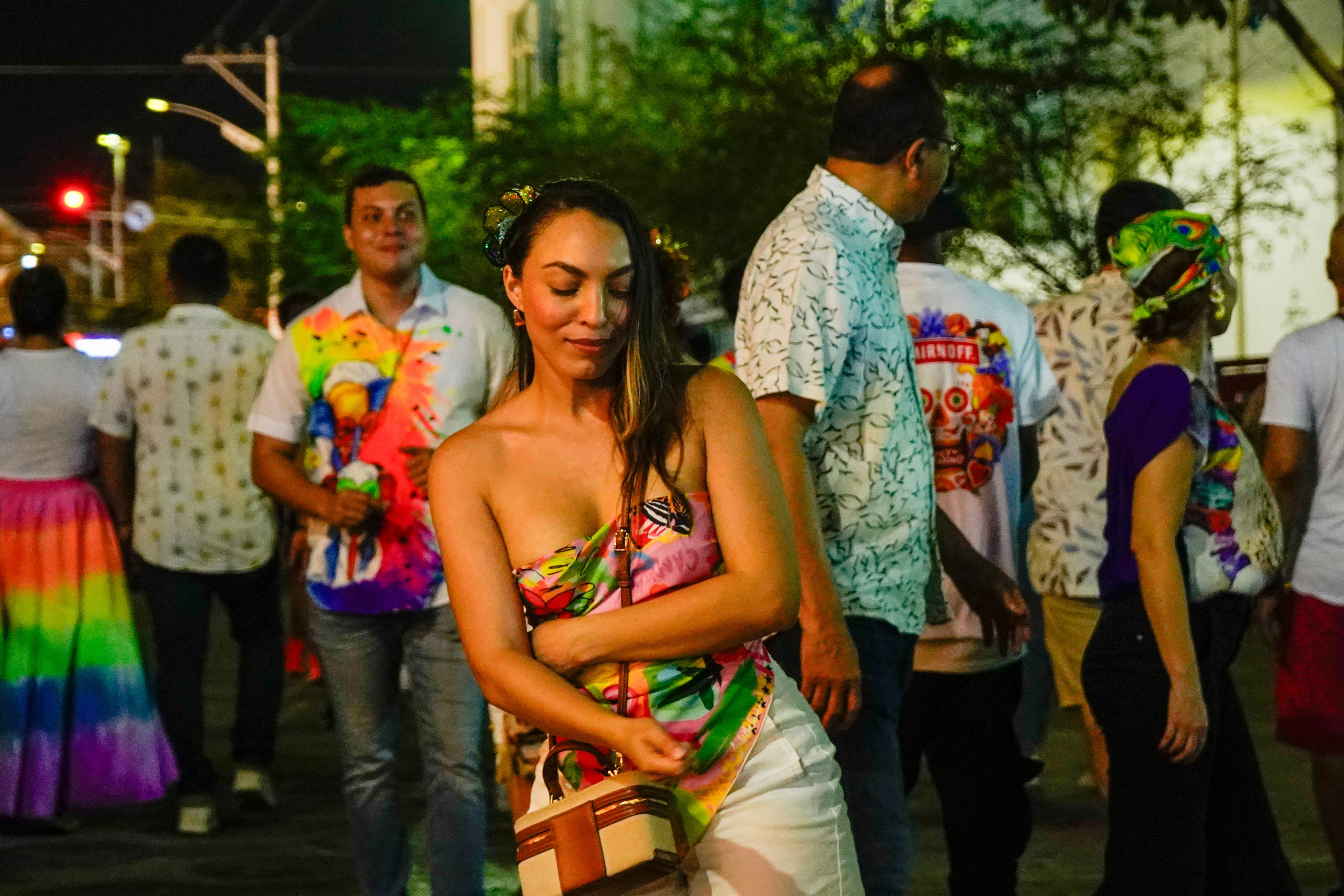 Los carnavaleros disfrutando de 'Baila a la calle'. 