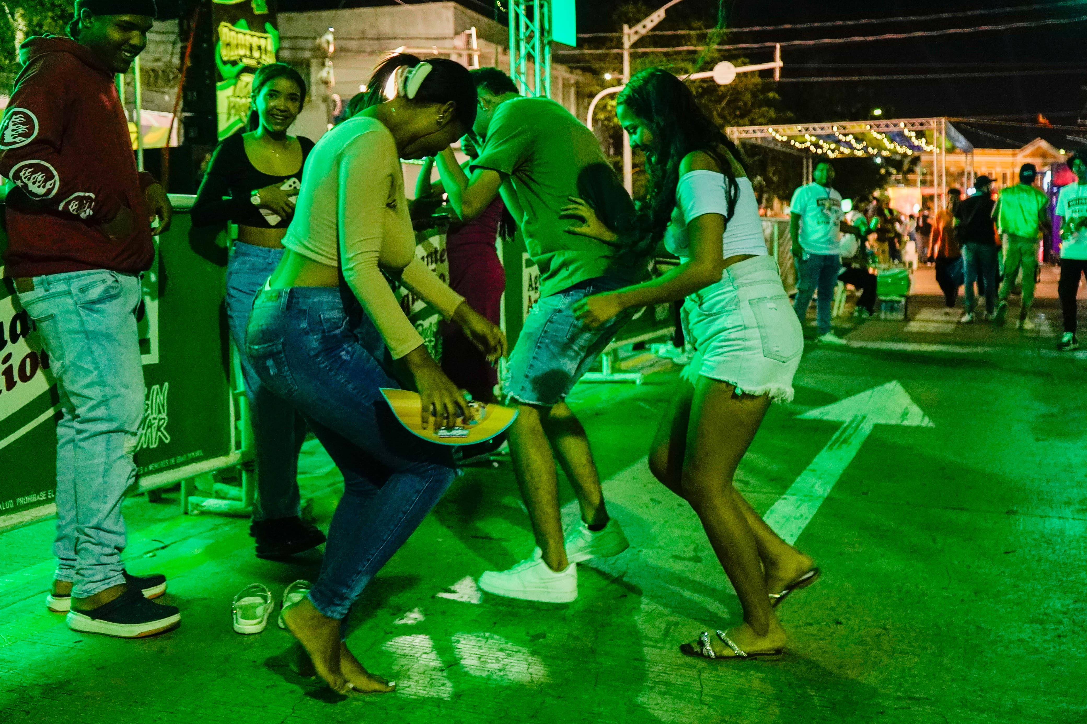 Los carnavaleros disfrutando de 'Baila a la calle'. 