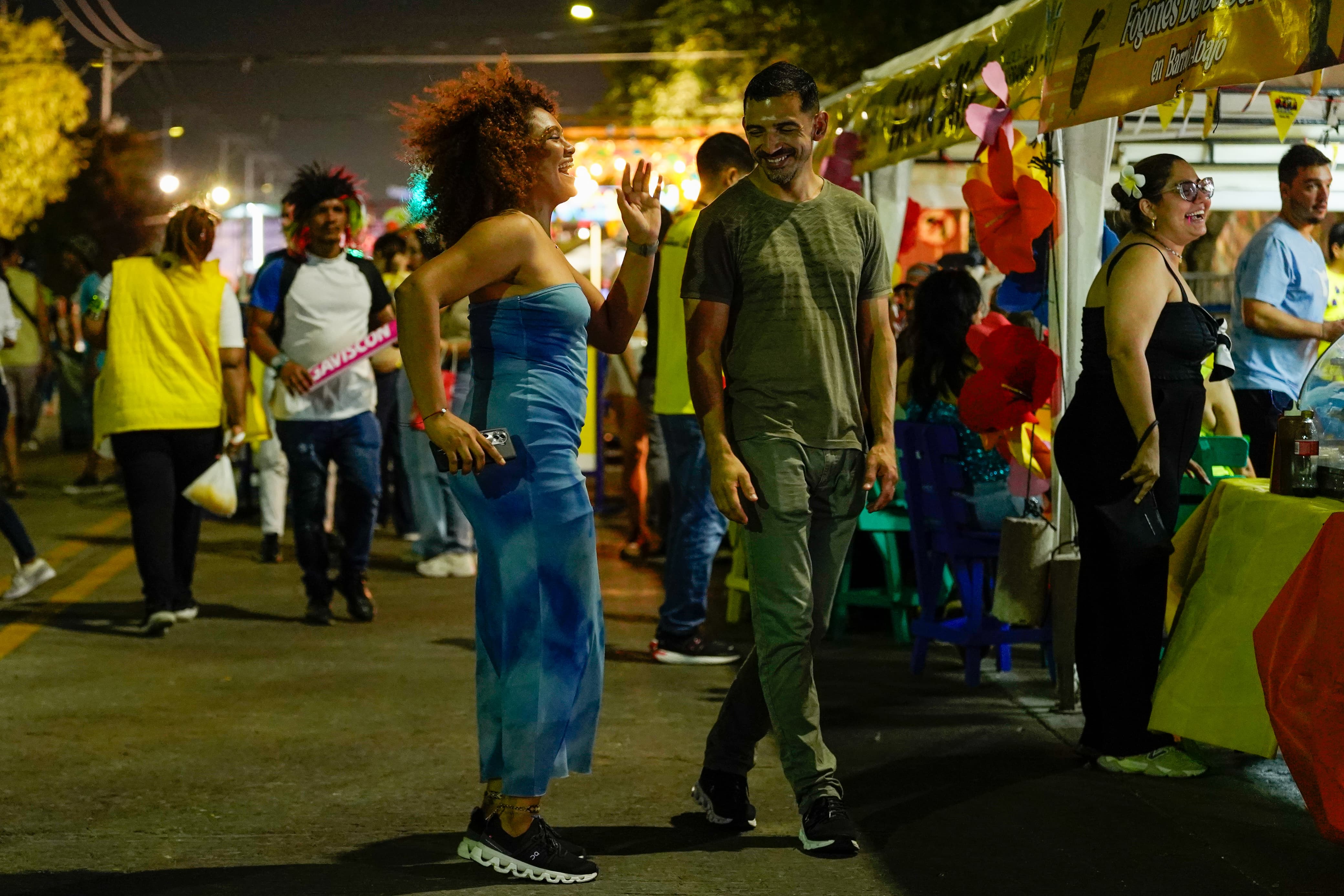 Los carnavaleros disfrutando de 'Baila a la calle'. 