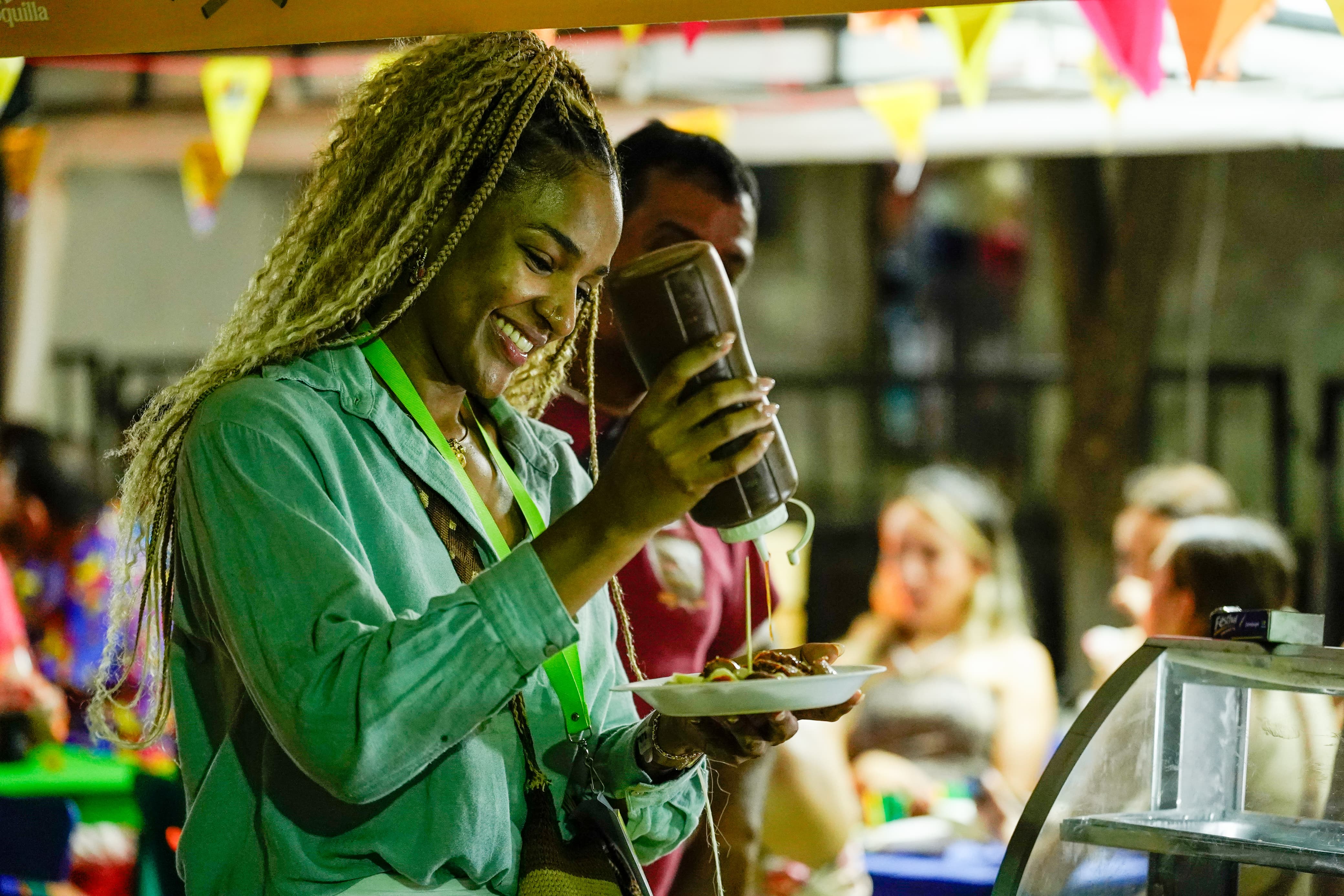 Los carnavaleros disfrutando de 'Baila a la calle'. 