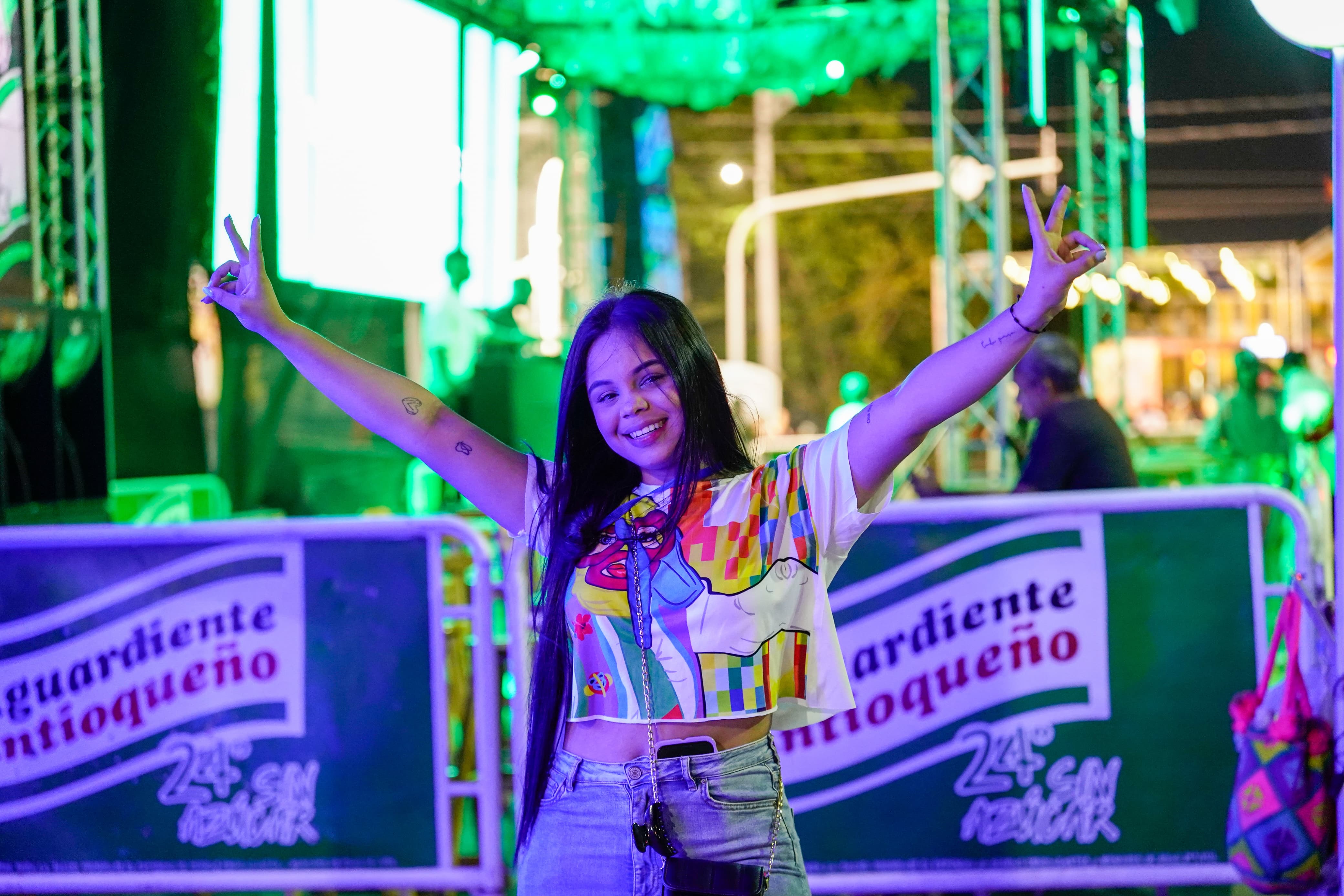 Los carnavaleros disfrutando de 'Baila a la calle'. 