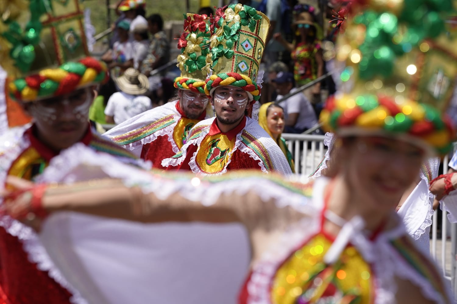 El Congo del Torito en Carnaval con la vistosidad de su disfraz. 