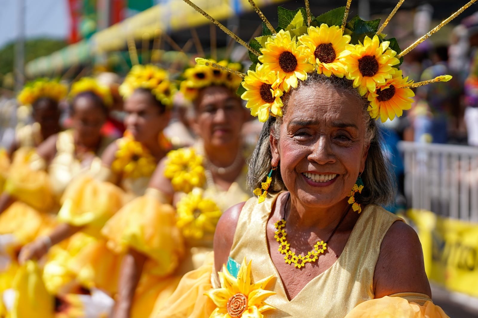 La vistosidad de la comparsa Girasoles Gozando. 